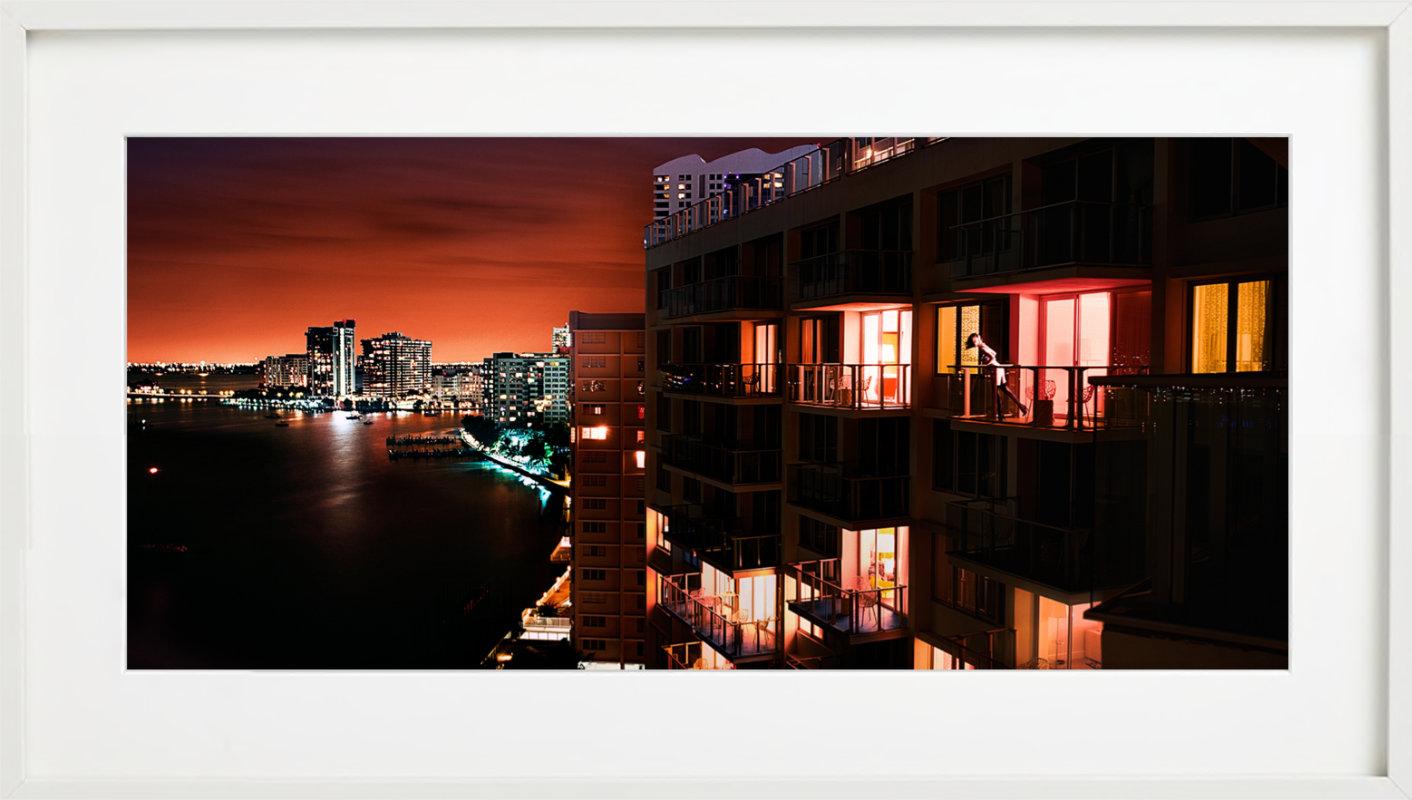 Miami at Night, paysage urbain éclairé le long d'une rivière, photographie d'art, 2009 en vente 4