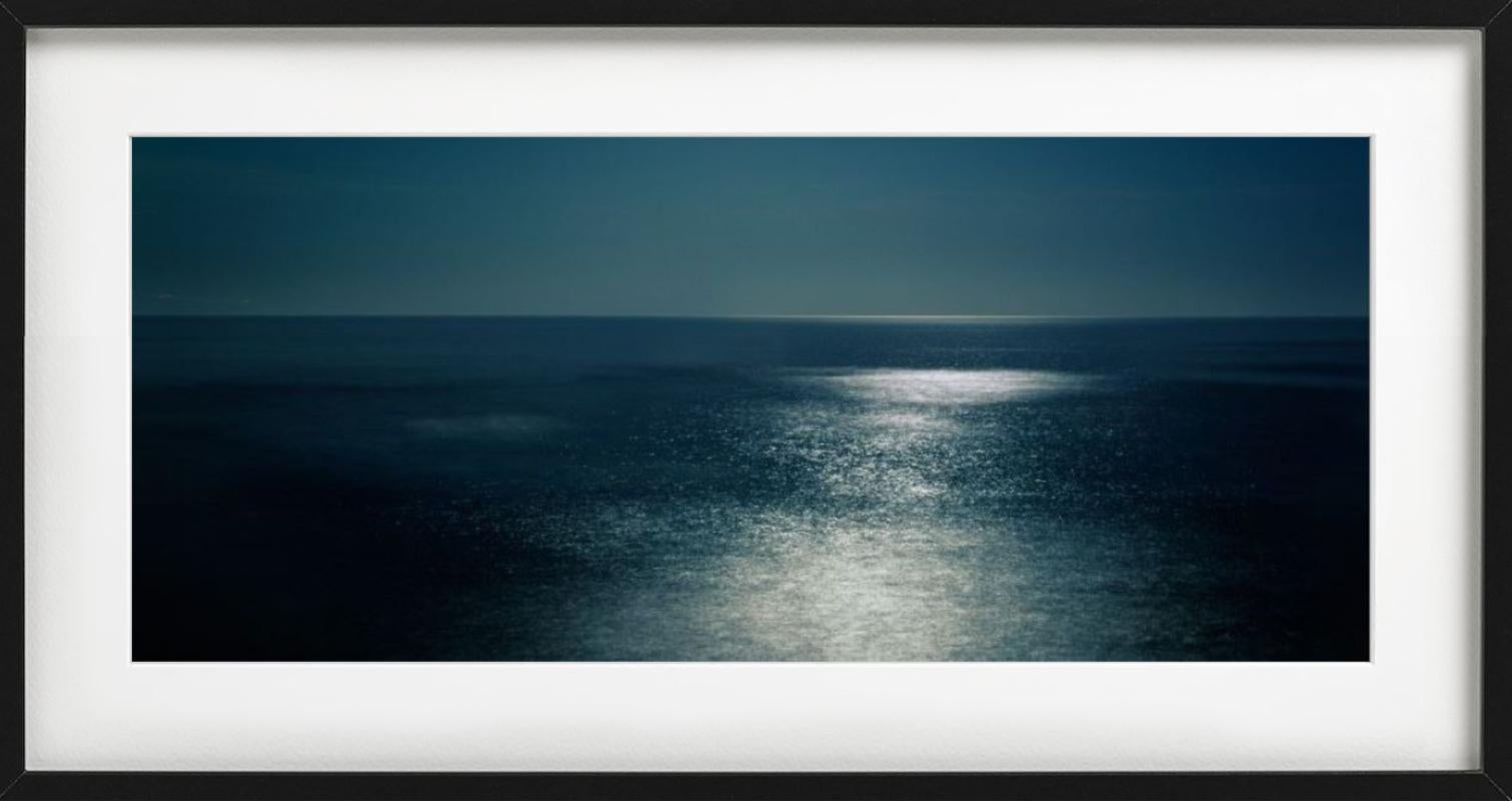 Midnight - panorama d'un océan la nuit, photographie d'art - Noir Color Photograph par David Drebin