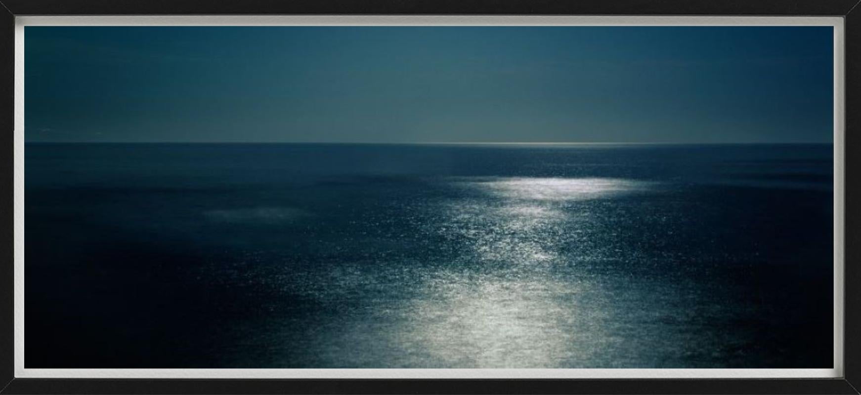 Panorama de la surface ondulante de l'océan sous le clair de lune, photographié par David Drebin en 2008.

Tous les tirages sont en édition limitée. Disponible en plusieurs tailles. Encadrement haut de gamme sur demande.

Toutes les impressions sont
