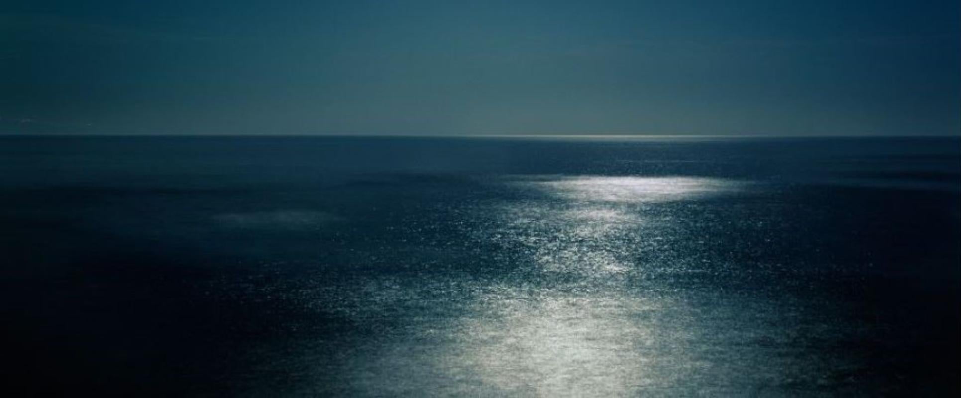 Color Photograph David Drebin - Midnight - panorama d'un océan la nuit, photographie d'art