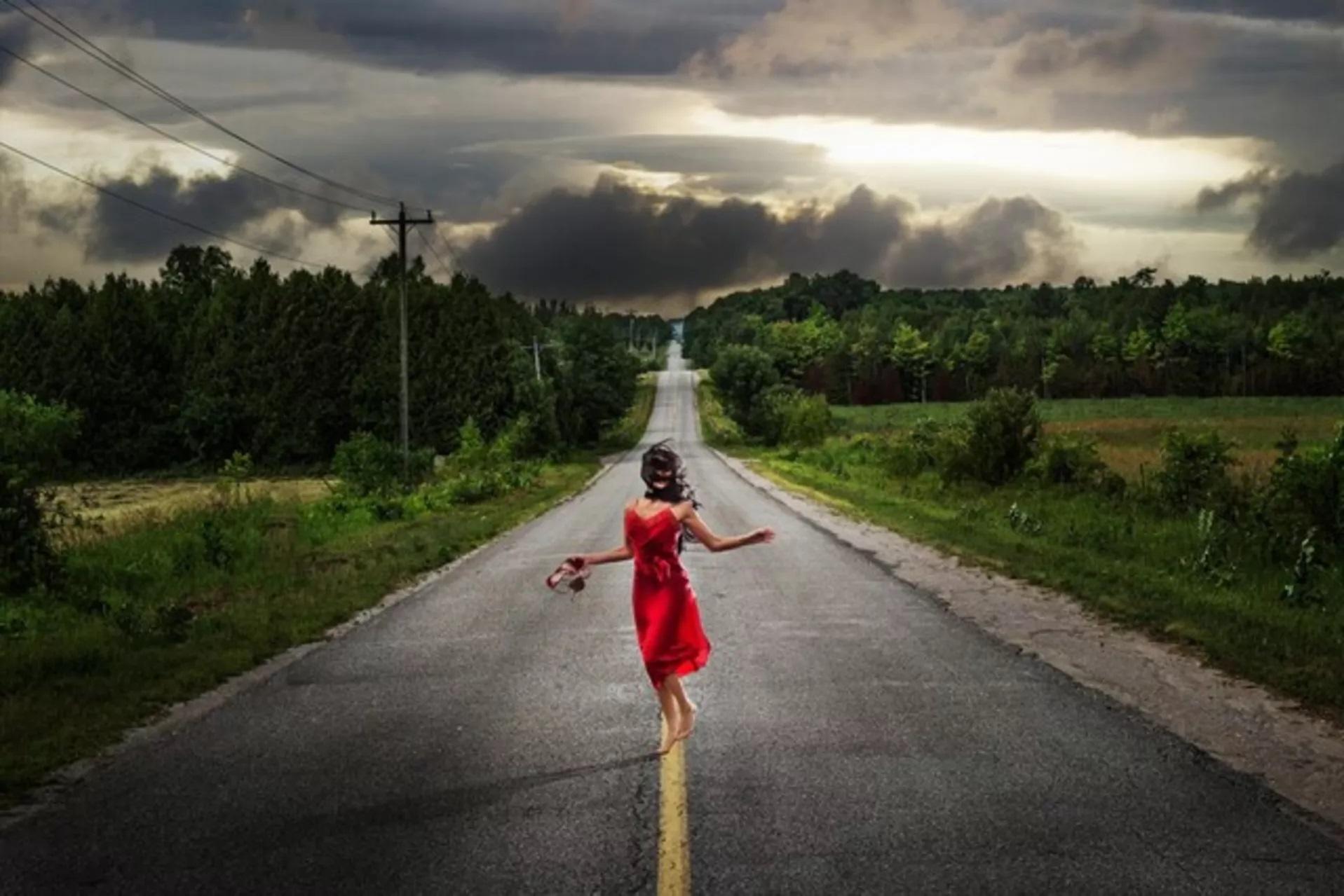 David Drebin – Limited Edition Chromogenic Print (Framed)
Available Sizes:

30 x 45 inches (Edition of 10)

40 x 60 inches (Edition of 7)

Discover the cinematic brilliance of internationally acclaimed photographer David Drebin with this limited