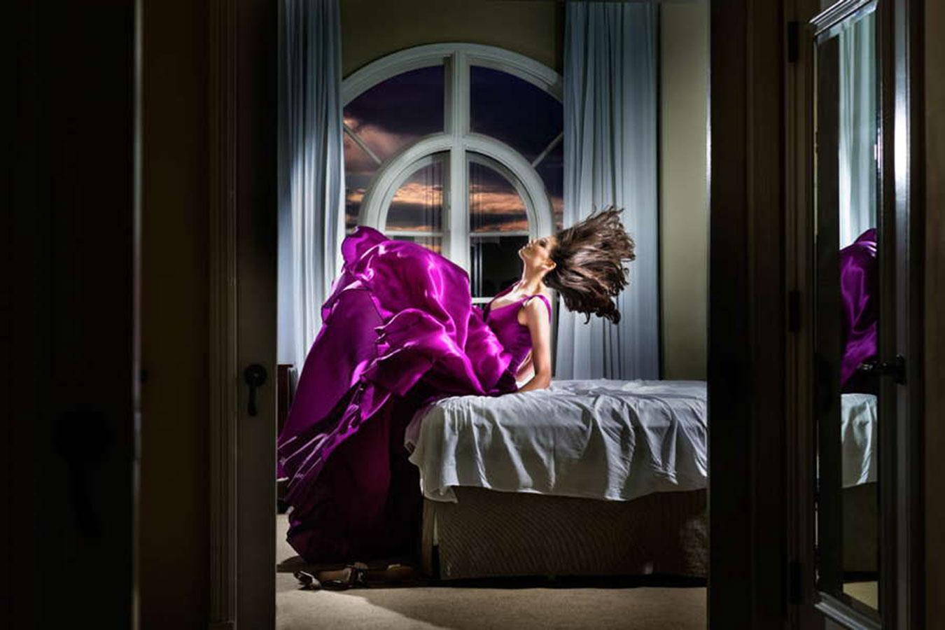 David Drebin - Épreuve chromogène à tirage limité (encadrée)
Tailles disponibles :

30 x 45 pouces (Edition de 10)

40 x 60 pouces (Edition de 7)

Découvrez l'éclat cinématographique du photographe de renommée internationale David Drebin avec ce