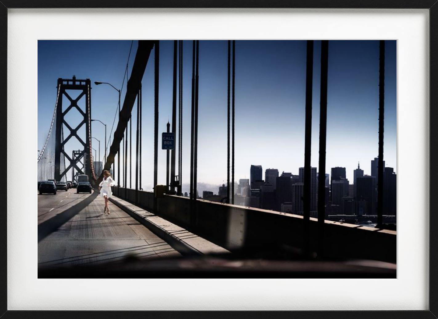 Laufsteg über die Brücke – Photograph von David Drebin