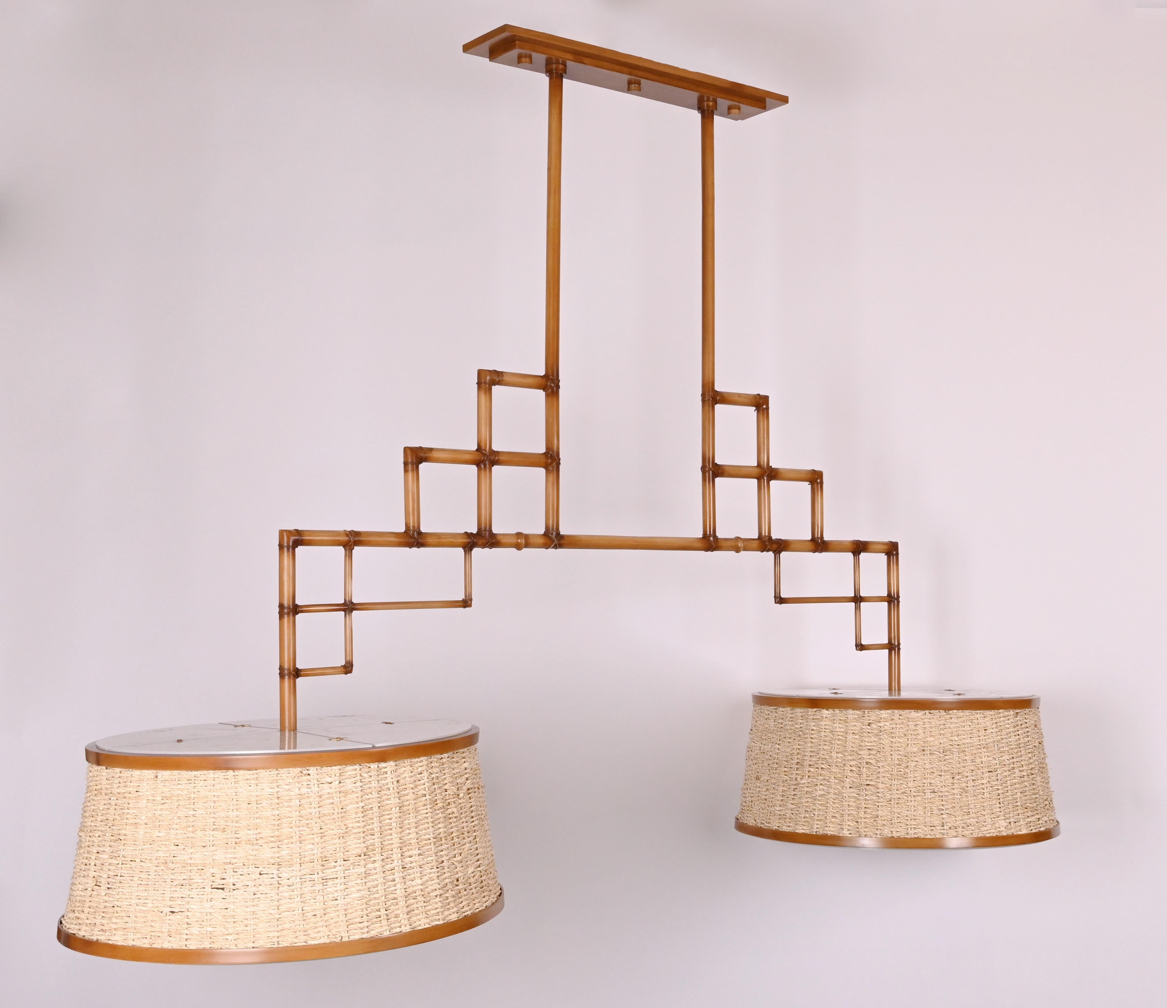 David Duncan Studio Bamboo Billiard Fixture, bestehend aus einem geometrischen Rahmen, der aus kreuzweise angeordneten Abschnitten aus handbemaltem Bambusimitat aus Messing besteht, mit zwei Lichtquellen aus Weidenschirmen, die insgesamt acht