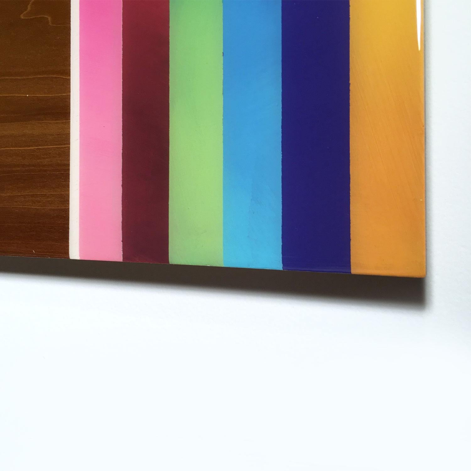 Mini Leaner #7, Zeitgenössische bemalte Regenbogen-Wandskulptur, glänzendes exotisches Holz im Angebot 2