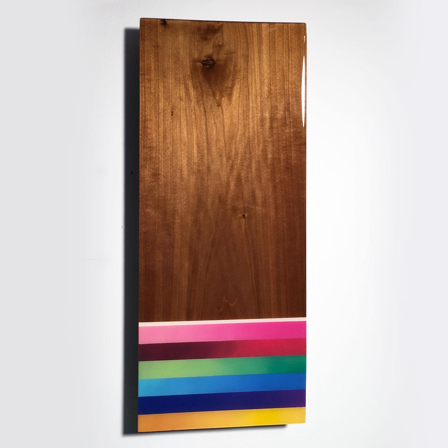 Mini Leaner #7, Zeitgenössische bemalte Regenbogen-Wandskulptur, glänzendes exotisches Holz (Braun), Abstract Painting, von David E. Peterson