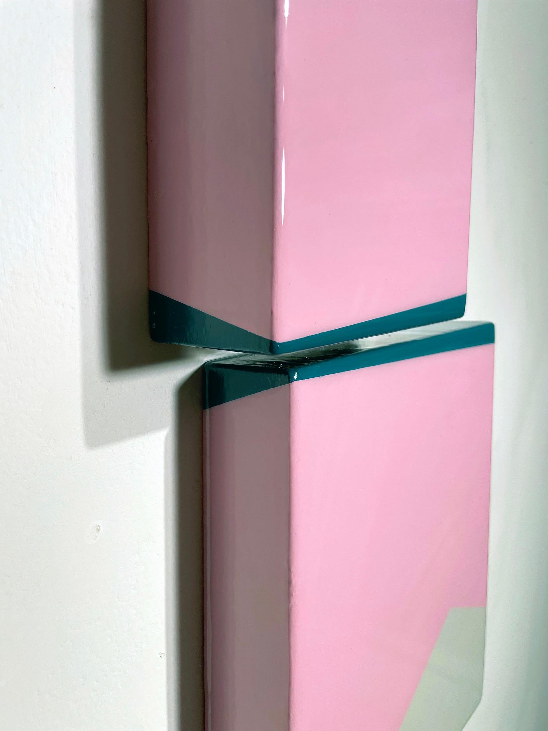 Puzzle #119: Pastellrosa und graue geometrische abstrakte Wandskulptur aus Holz (Grau), Abstract Painting, von David E. Peterson