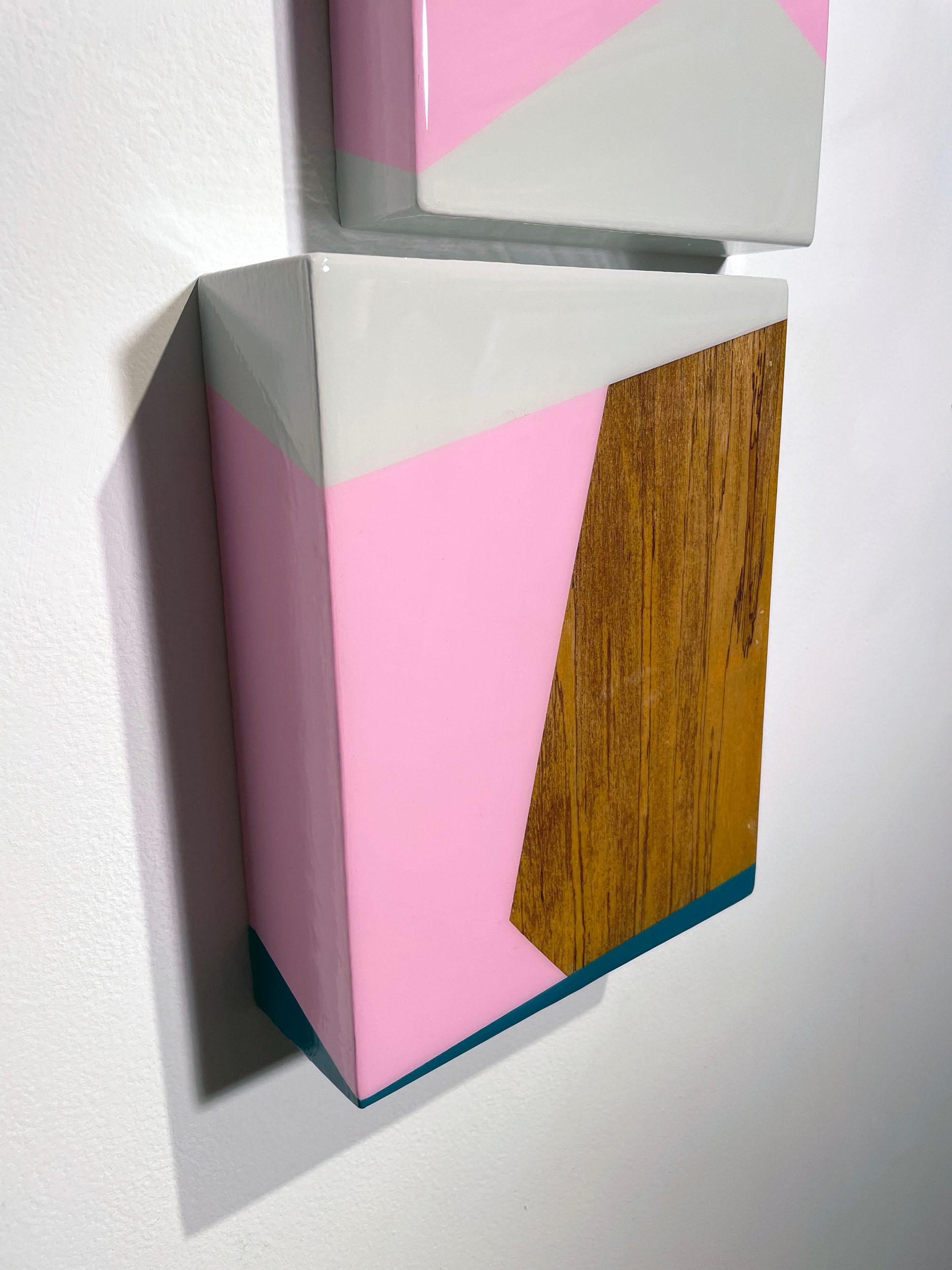 Puzzle #119: Pastellrosa und graue geometrische abstrakte Wandskulptur aus Holz im Angebot 1
