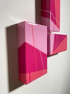Puzzle #122: Scultura da parete geometrica astratta colorata rosa in Wood e resina