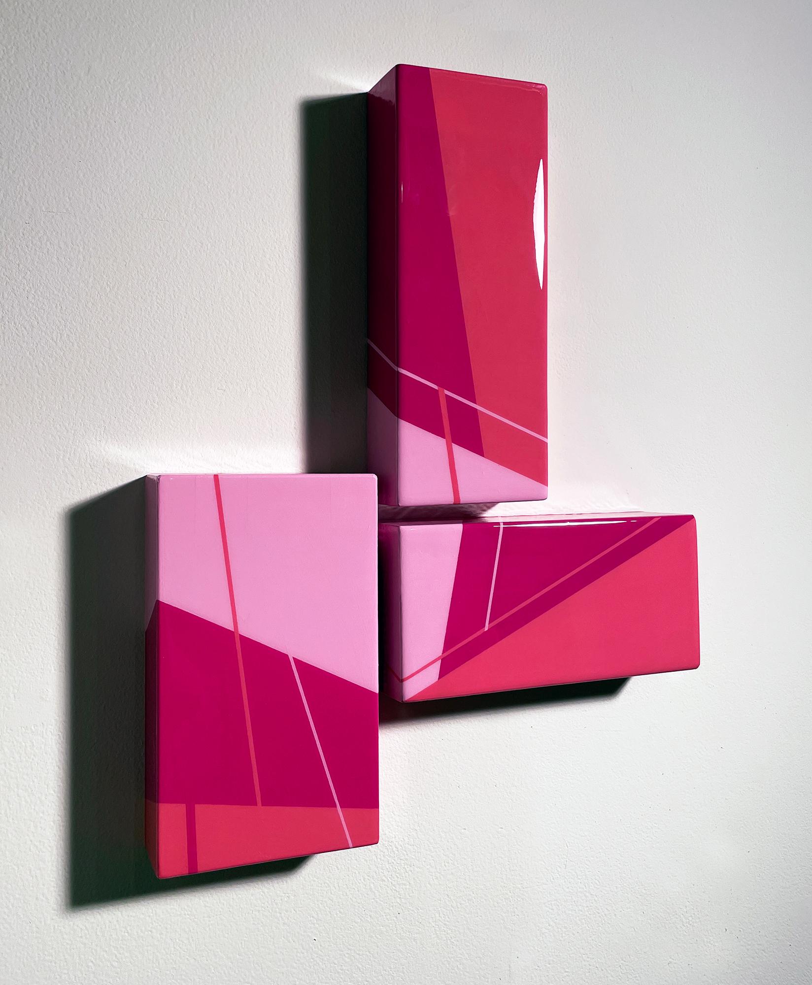 Abstract Sculpture David E. Peterson - Puzzle #122 : Sculpture murale abstraite géométrique colorée rose en bois et résine