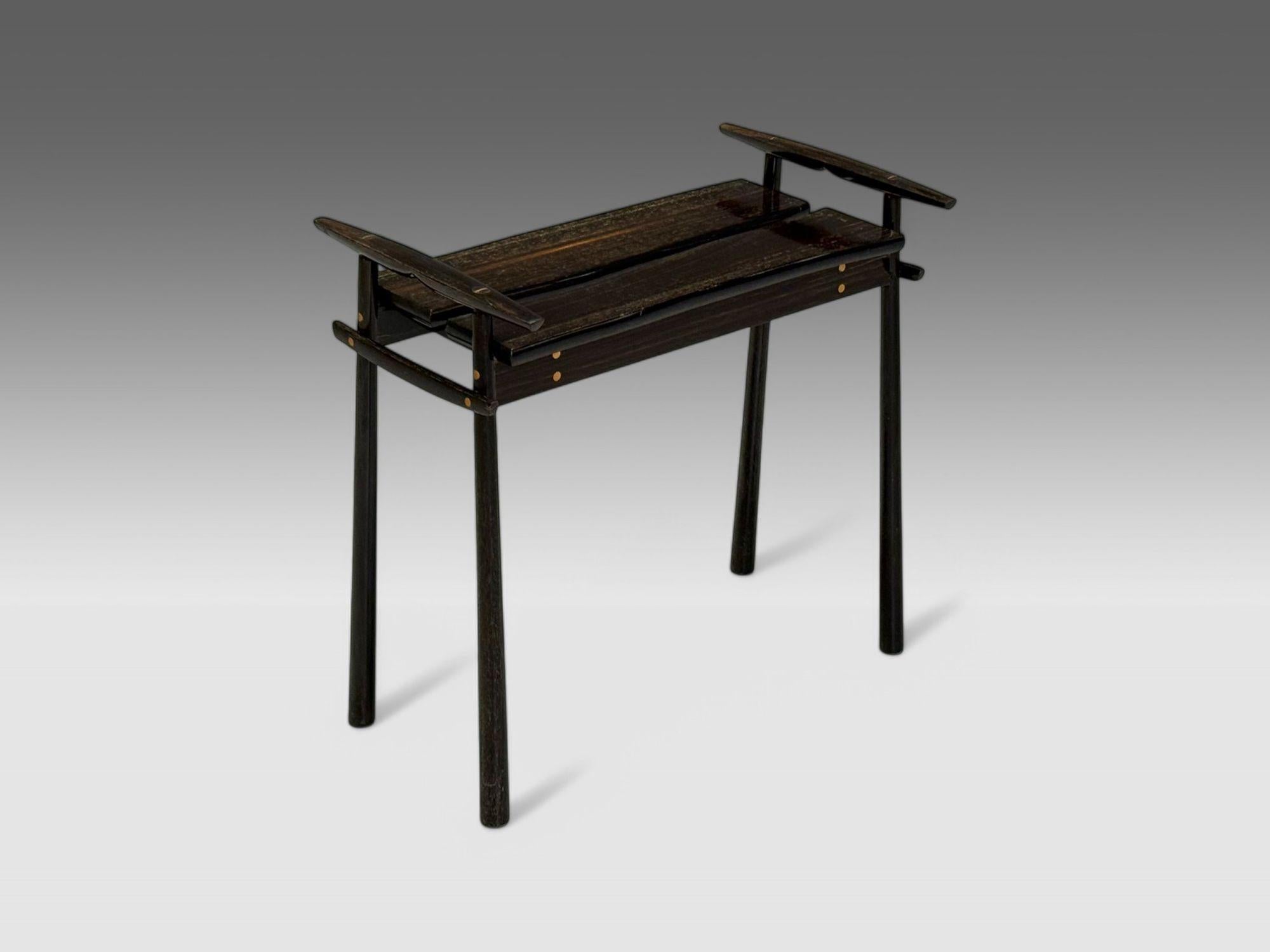 David Ebner, Studio americano, Wood Wood, Ebony, Tavolino moderno Torii, USA, 1984

Il tavolino 