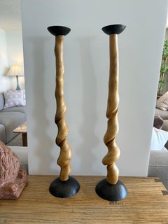 David Ebner Paar monumentale Kerzenhalter aus gedrehtem Sassafras und Bronzeguss
