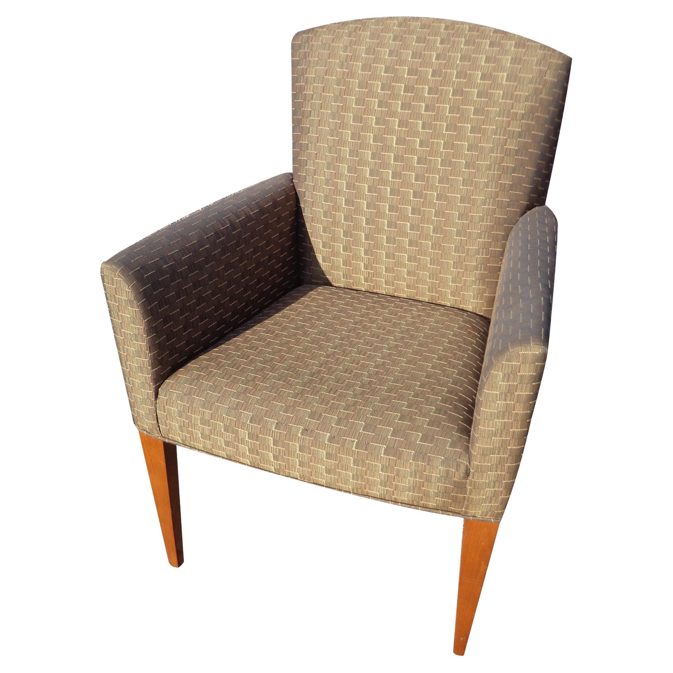 Tumbona David Edward

Moderno sillón de salón o de invitados con patas cónicas y tapicería de rica mezcla de poliéster.
 