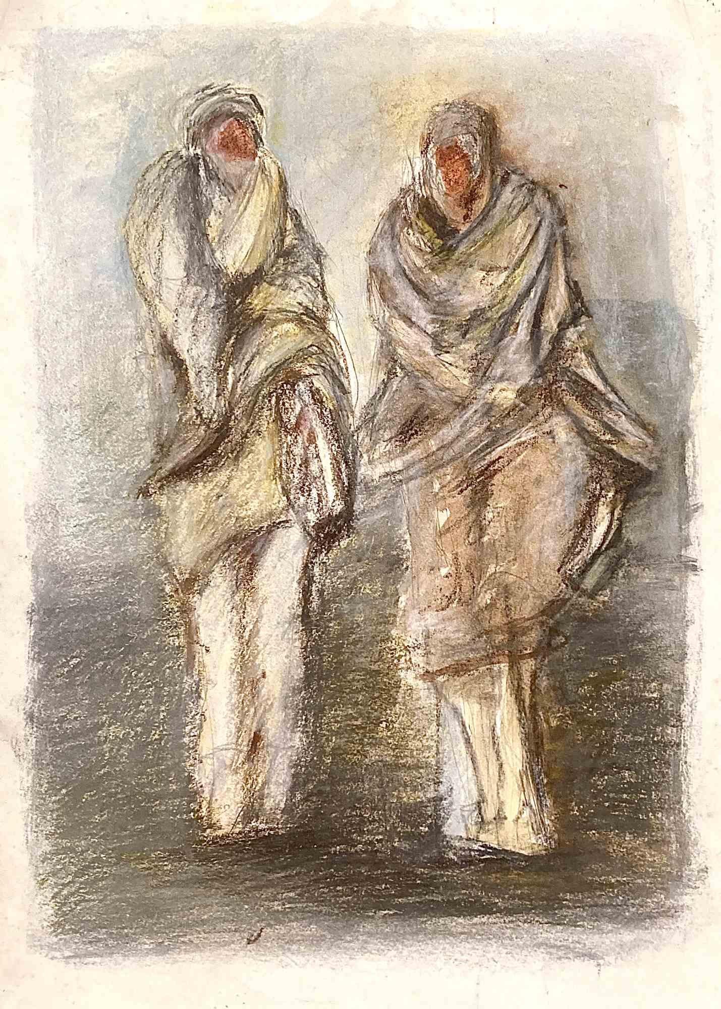 In questo disegno a carboncino a colori due figure simili a nomadi sono in piedi al centro di uno sfondo astratto che sembra una tempesta di sabbia durante un tramonto nebuloso. Le figure sono avvolte in un drappo di stoffa che le protegge dalle