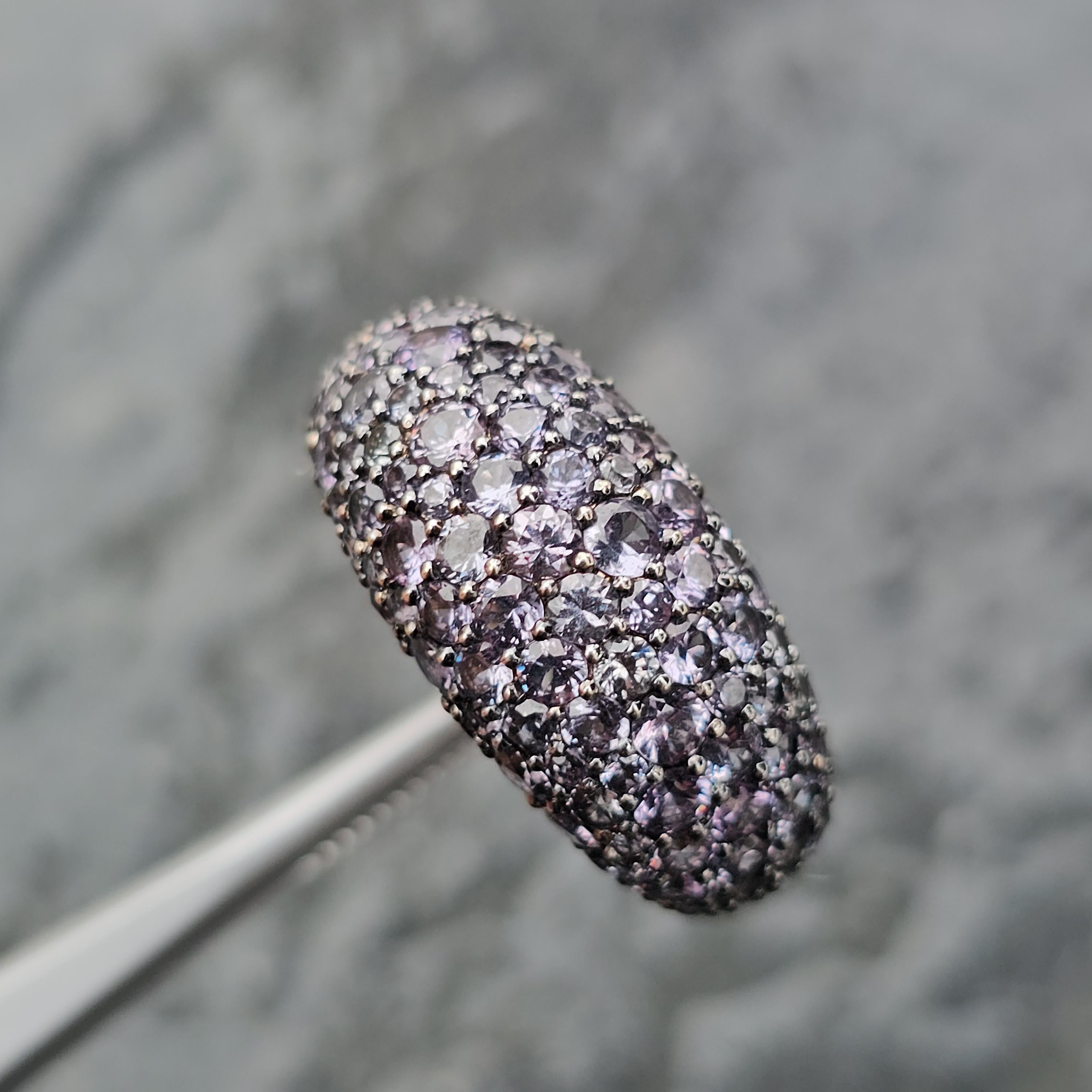 Questo squisito anello David Yurman (esclusiva Evan Yurman) sfoggia un design moderno. Incrostato da una moltitudine di piccoli granati rotondi cambia colore, crea uno spettacolo abbagliante di luce e colore. Le pietre sono meticolosamente