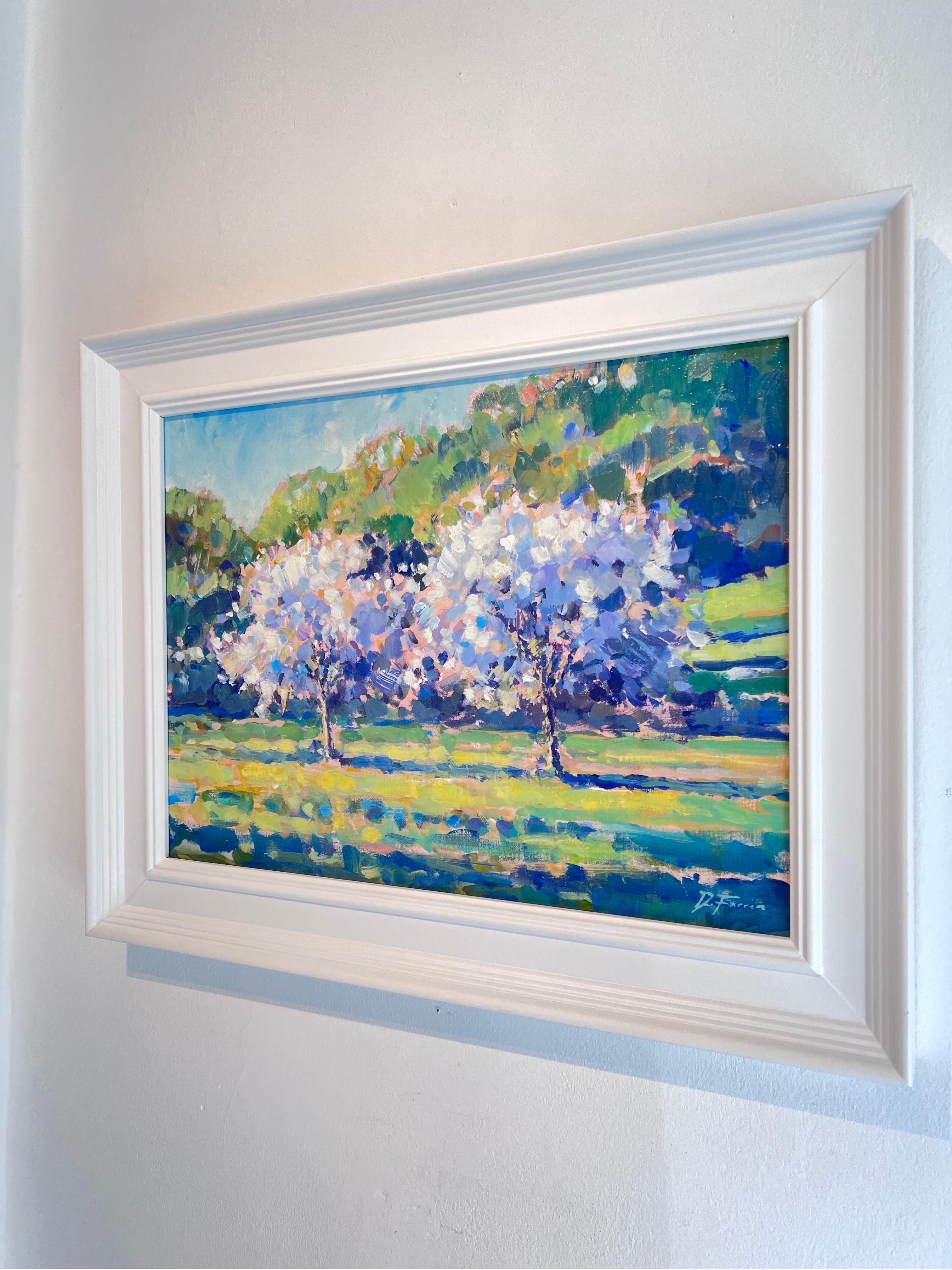 Apfelbäume in Bloom-Impressionismus im Bloom-Stil  Landschaftsmalerei - Zeitgenössische Kunst (Grau), Still-Life Painting, von David Farren