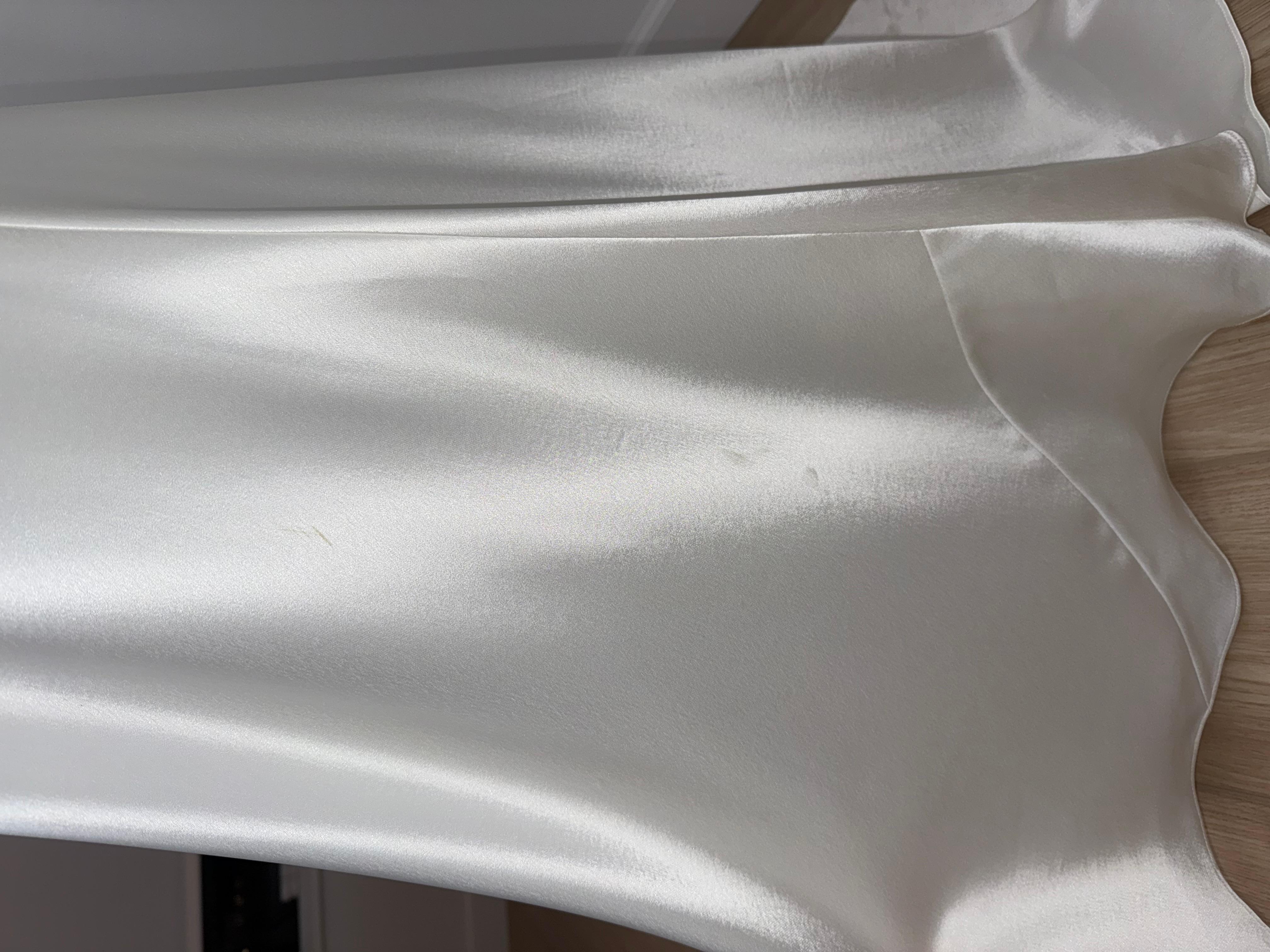David Fielden Sposa
Vestido de novia blanco marfil
Pétalos de flores en 3D
Bonito cuello capucha doble
No es seda, pero se parece y se siente como tal. Estética de seda líquida.
Marca la talla US 8, pero a las novias les queda pequeña. Vea las