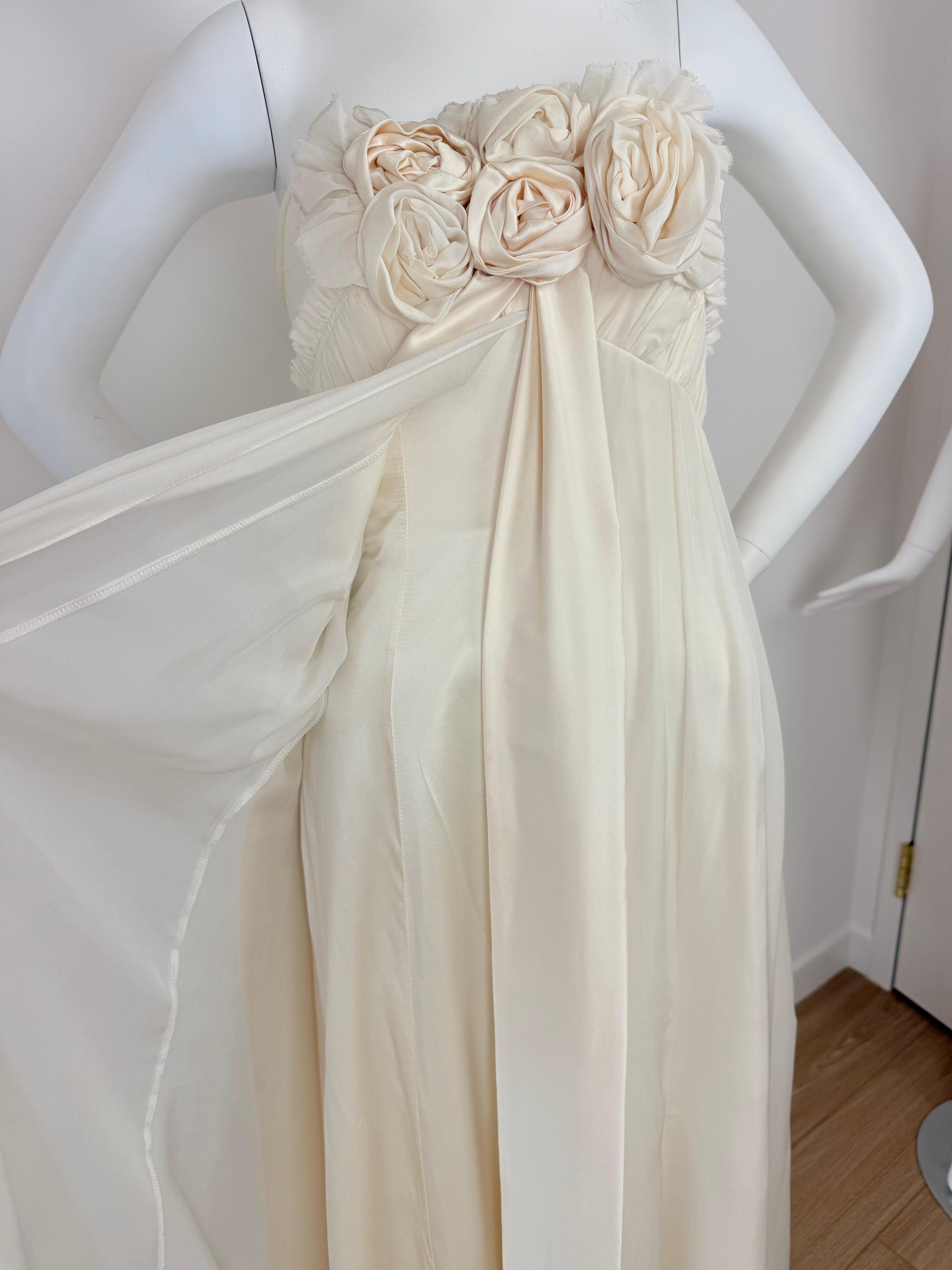 DAVID FIELDEN Vestido de novia de seda floral marfil de muestra en venta 3