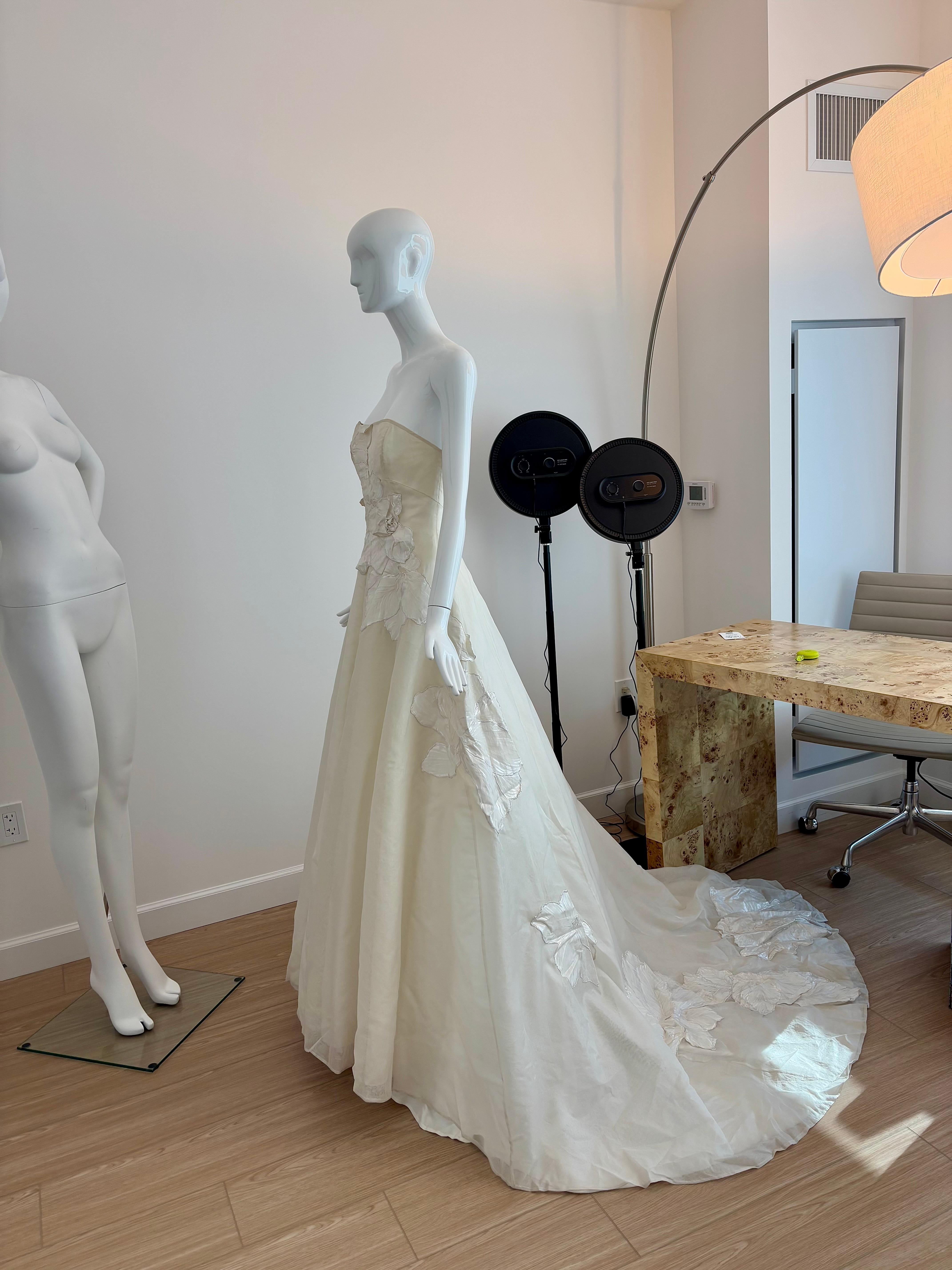DAVID FIELDEN Vestido de Novia Muestra Vestido de Boda Floral Marfil en venta 2