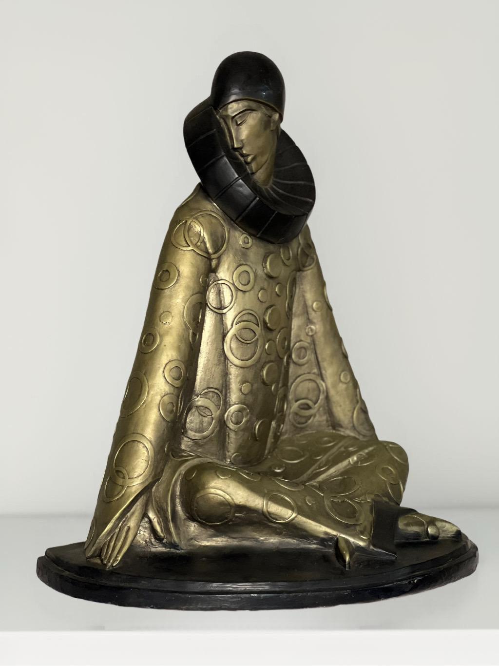 Escultura hueca de Pierrot sentado de estilo Art Déco, de David Fisher, Austin Productions, 1986. Se representa a un Pierrot con atuendo clásico que expresa una actitud melancólica con los brazos extendidos a los lados. El material es una