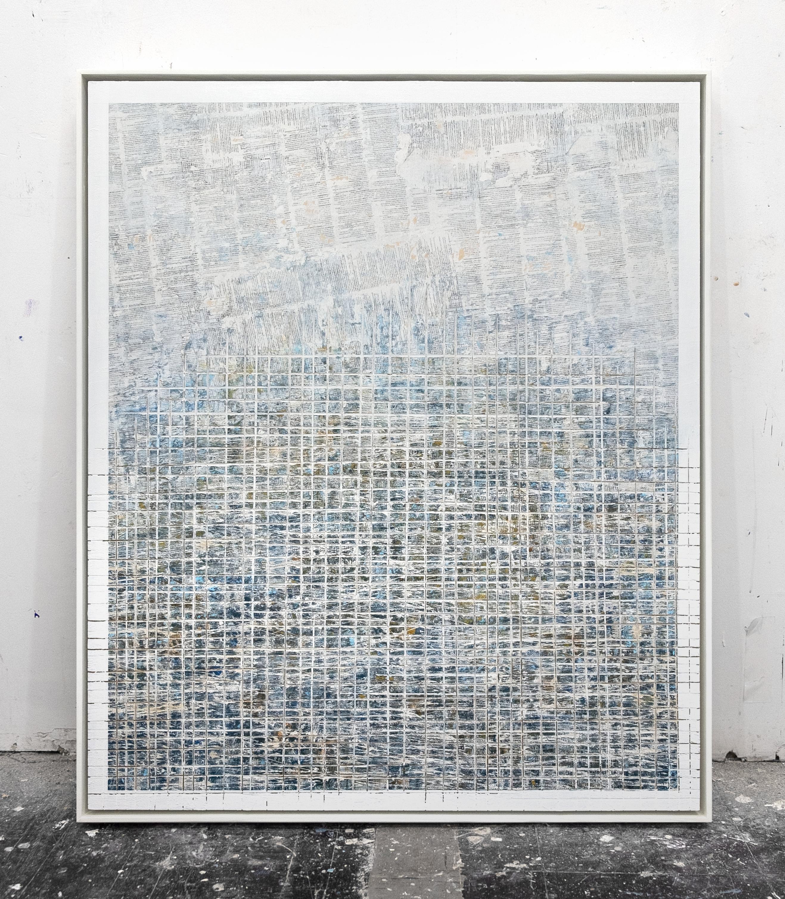 Dove sei stato - Quadro astratto incorniciato di street art in bianco e blu - Painting di David Fredrik Moussallem