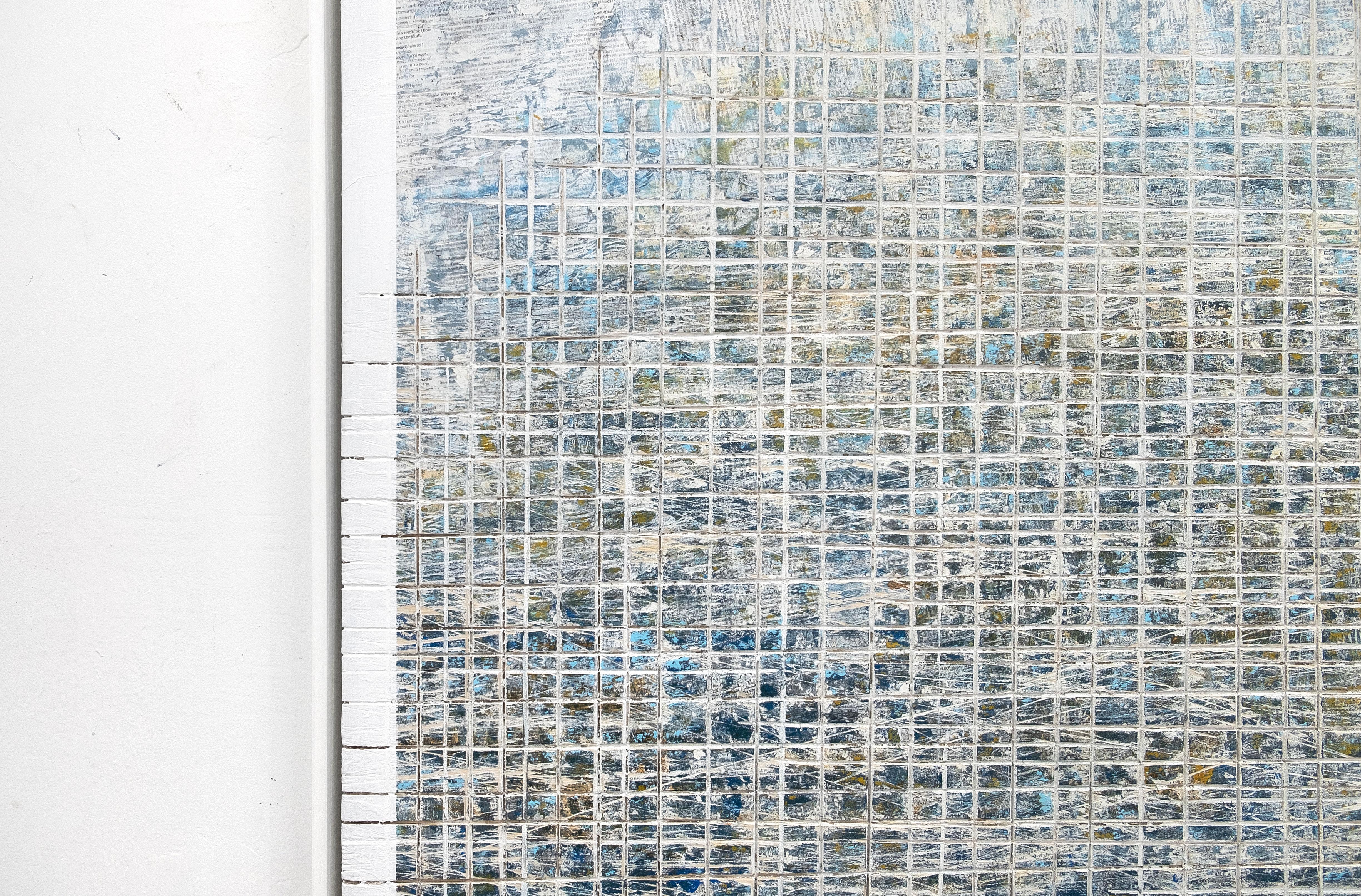 Dove sei stato - Quadro astratto incorniciato di street art in bianco e blu - Abstract Painting Grigio di David Fredrik Moussallem