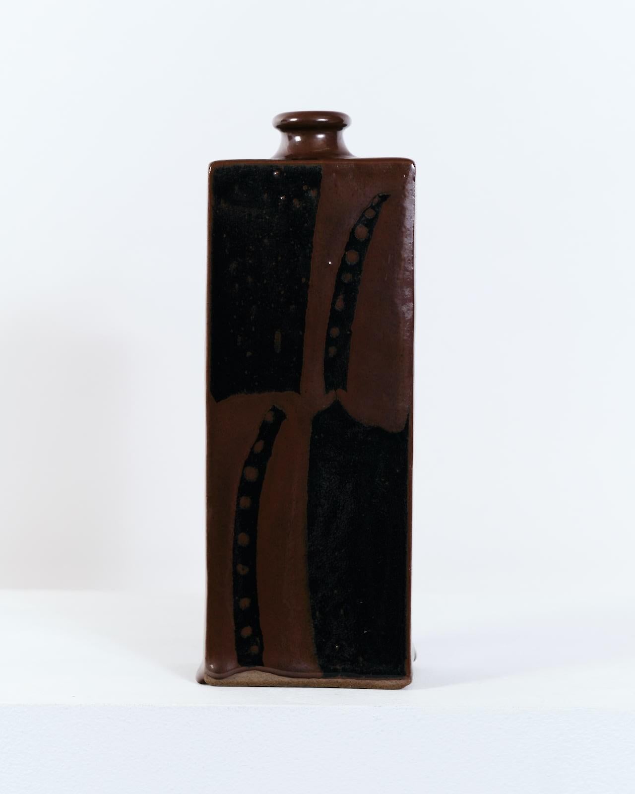 c.2010
Grande bouteille rectangulaire en grès recouverte d'une glaçure tenmoku et kaki 
H28,5 x L10 x P6 cm