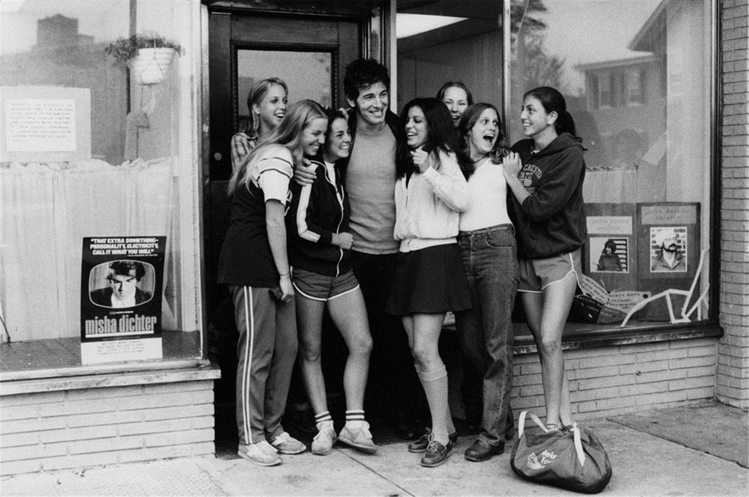 David Gahr Black and White Photograph - Bruce Springsteen with teenage fans