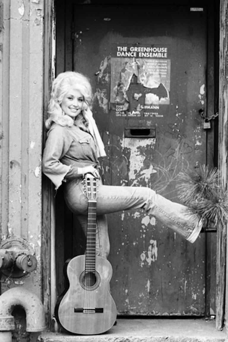 Black and White Photograph de David Gahr - Dolly Parton
