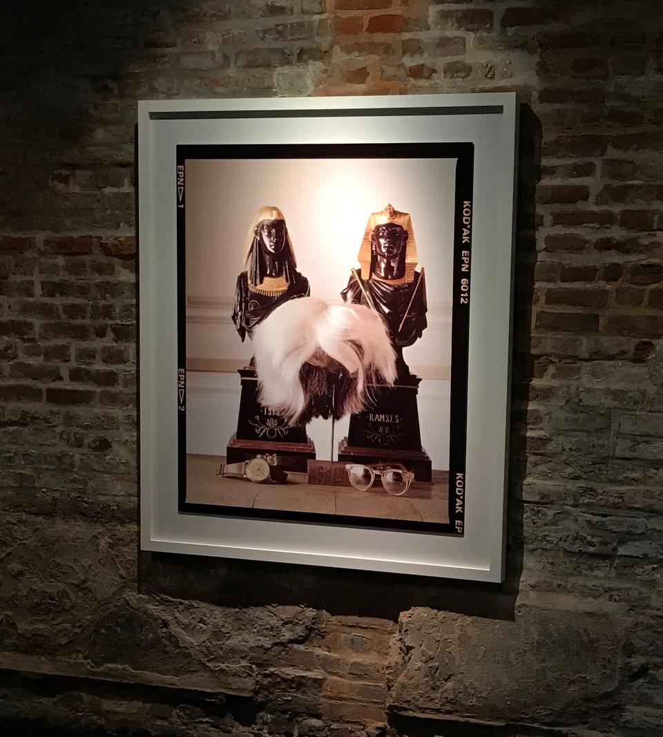 Andy Warhols Perücke, Brille und Geld von David Gamble im Angebot 1