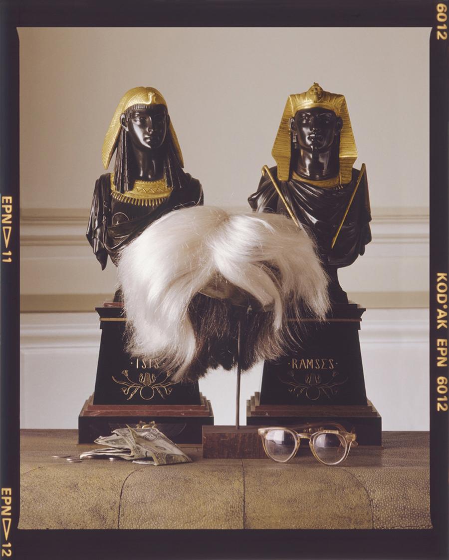 Andy Warhols Perücke, Brille und Geld
East 66th St NYC 1987

Echte Perücke, Brille und Geld von Andy Warhol

"Truman Capote sagte, Andy Warhol sei eine Sphinx ohne Geheimnis. Ich finde es toll, dass Andy eine wunderbare Verkleidung getragen hat: die