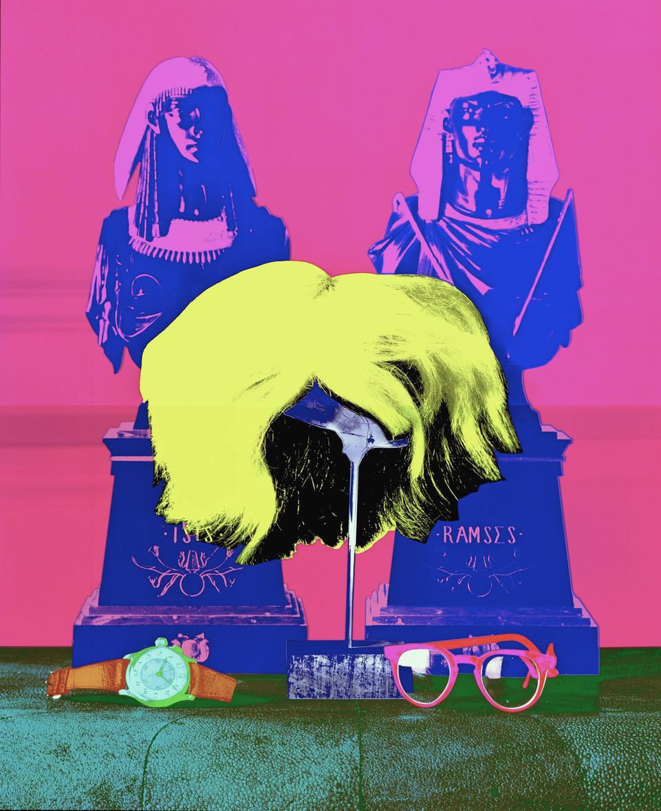 Perruque, lunettes et montre "sérigraphiées" d'Andy Warhol Série Marilyn Color

Film au format 6x7, NYC 1987 
Série "Sérigraphie" Londres 1997

Perruque, lunettes et montre réelles d'Andy Warhol.

Sublimation sur aluminium

24 x 20 pouces
Taille de