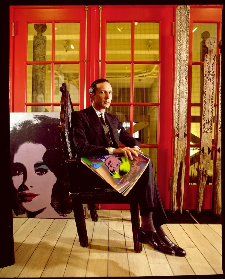 Portrait Photograph di David Gamble - Fred Hughes nella fabbrica di Andy Warhol con il quadro di A. Taylor, NYC - Pop Art