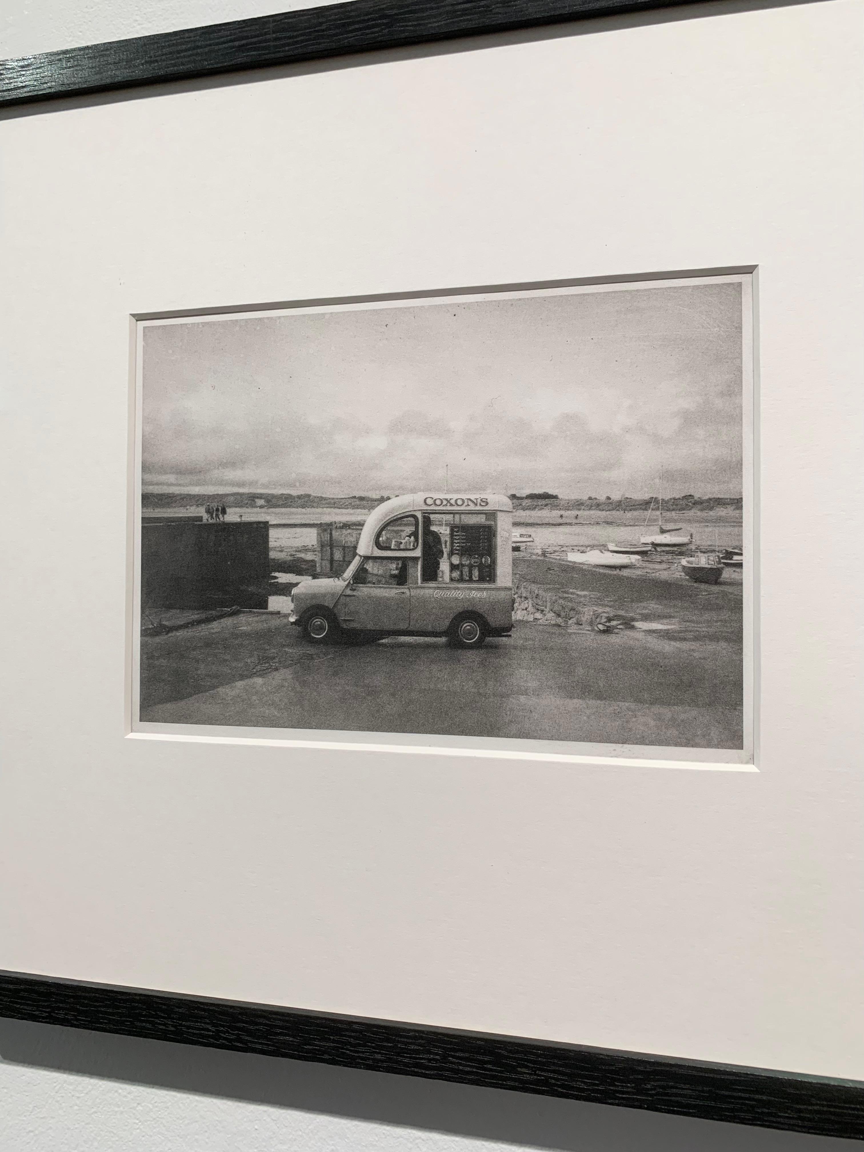Beadnell, „Ice Cream Van“, England – Schwarz-Weiß-Druck – Photograph von David George