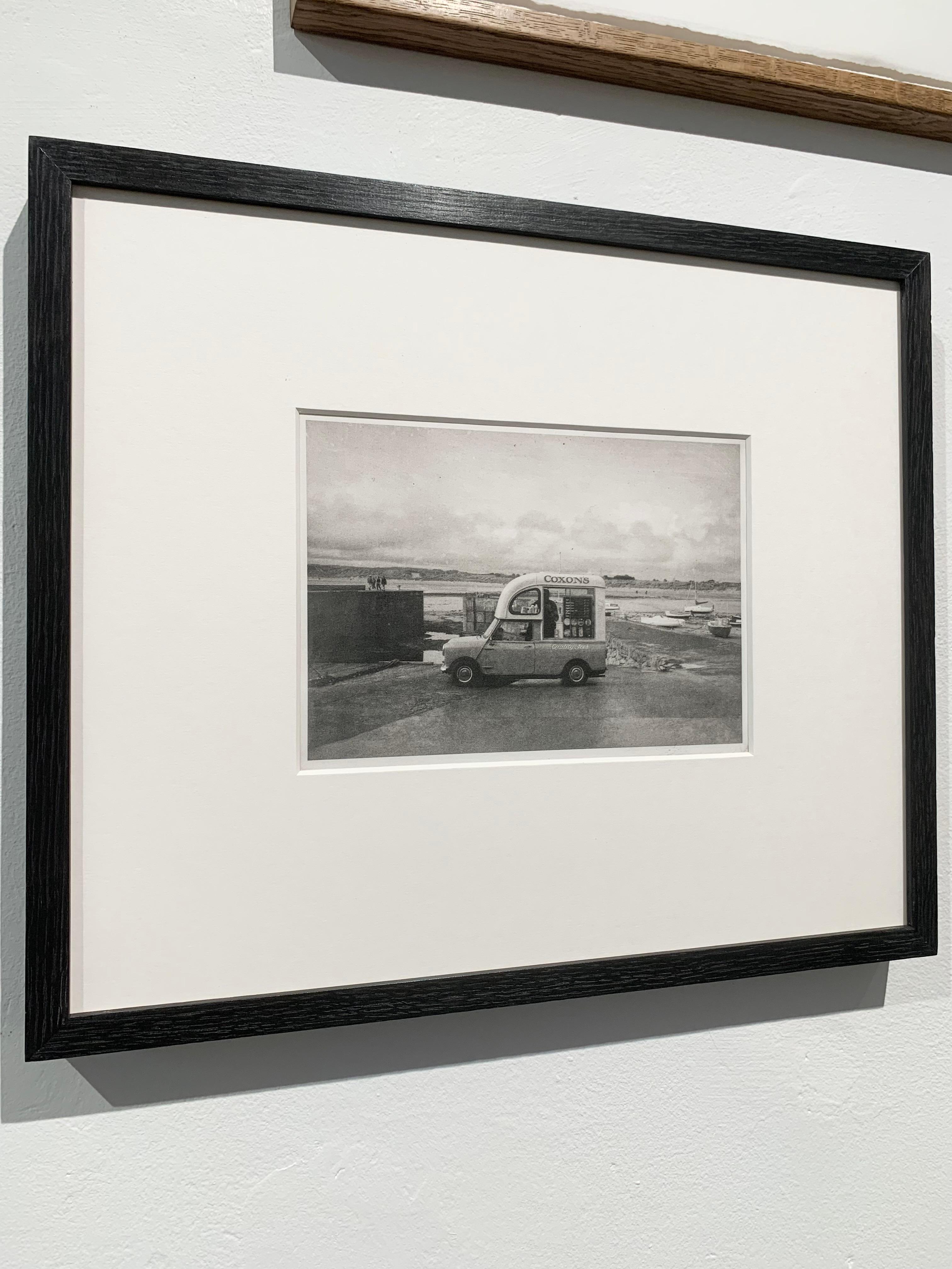 Beadnell, „Ice Cream Van“, England – Schwarz-Weiß-Druck (Zeitgenössisch), Photograph, von David George