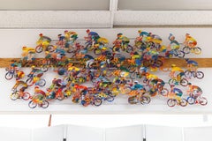 David Gerstein Ciclistas Escultura de pared de metal firmada Arte pop contemporáneo 56/295