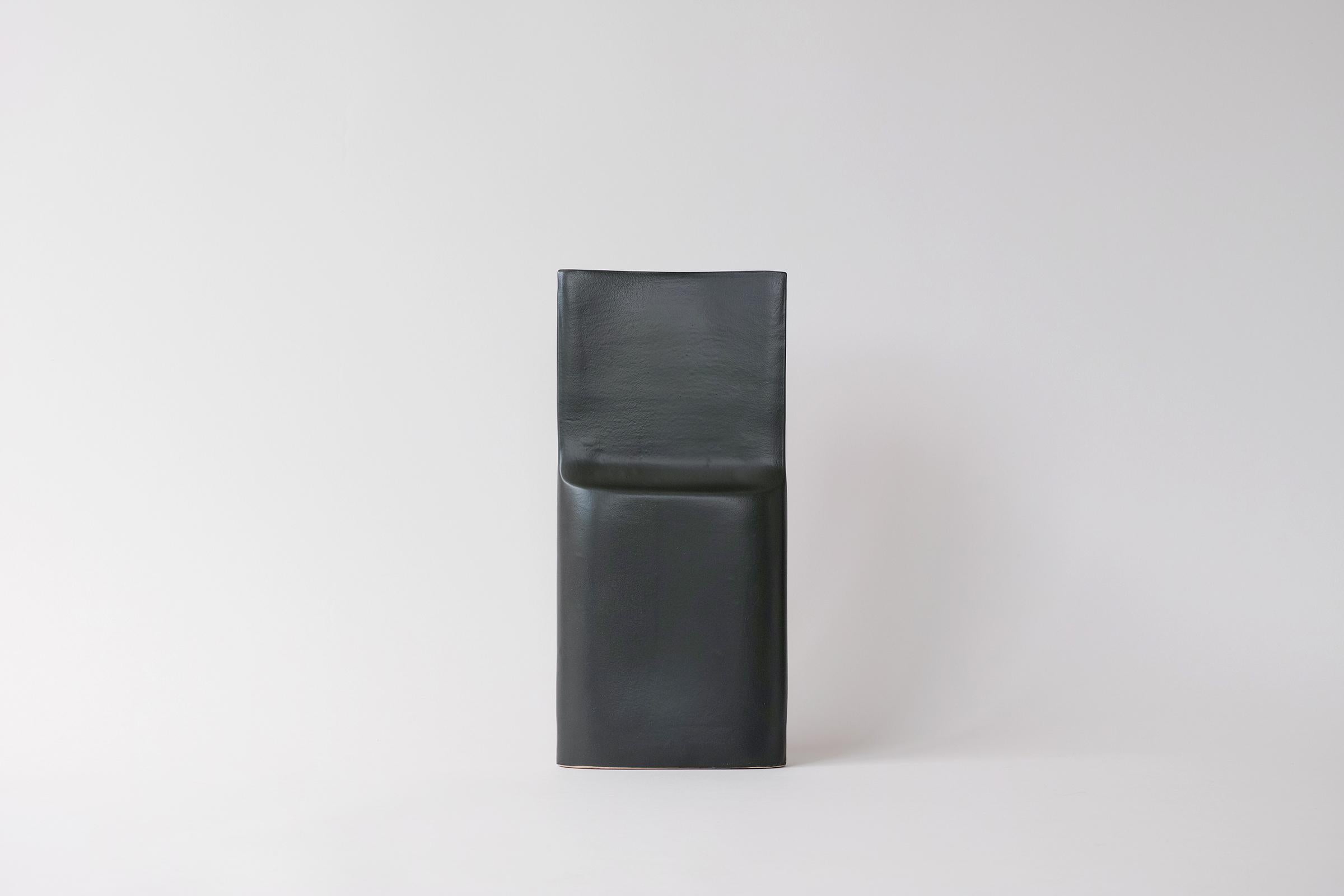 Für Ihre Betrachtung ist dieses Modell #2017 Vase von David Gil für Bennington Potters. Die Vase ist von vorne ein blockartiges Rechteck mit einem Rücksprung nach oben, von der Seite schlank und nach hinten sanft geschwungen. Sie besteht aus weißem