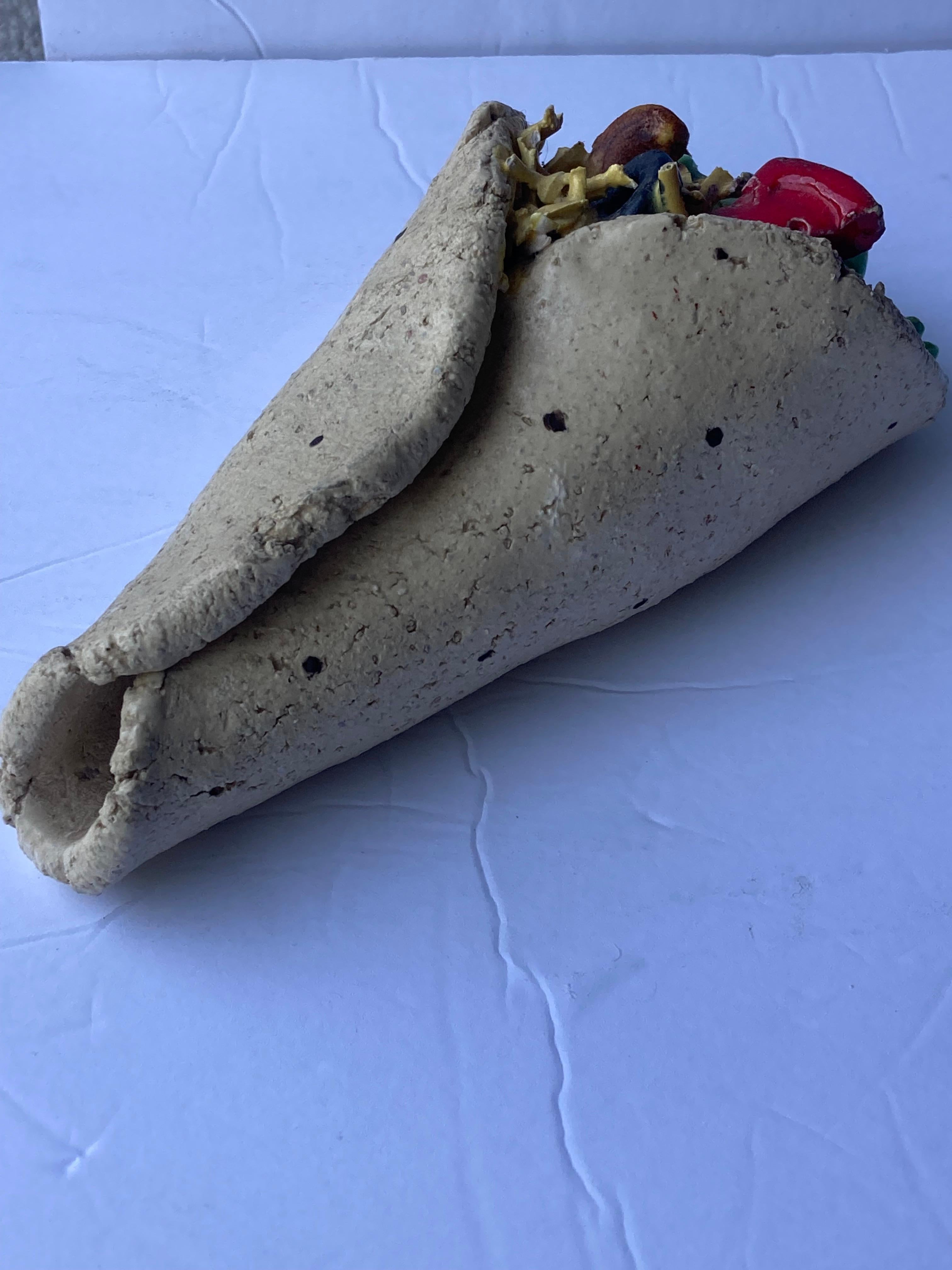 Schönes Stück des bekannten Künstlers David Gilhooly Schöpfer des Funk Bewegung, Dies ist ein Burrito Frosch Titel Arbeit.