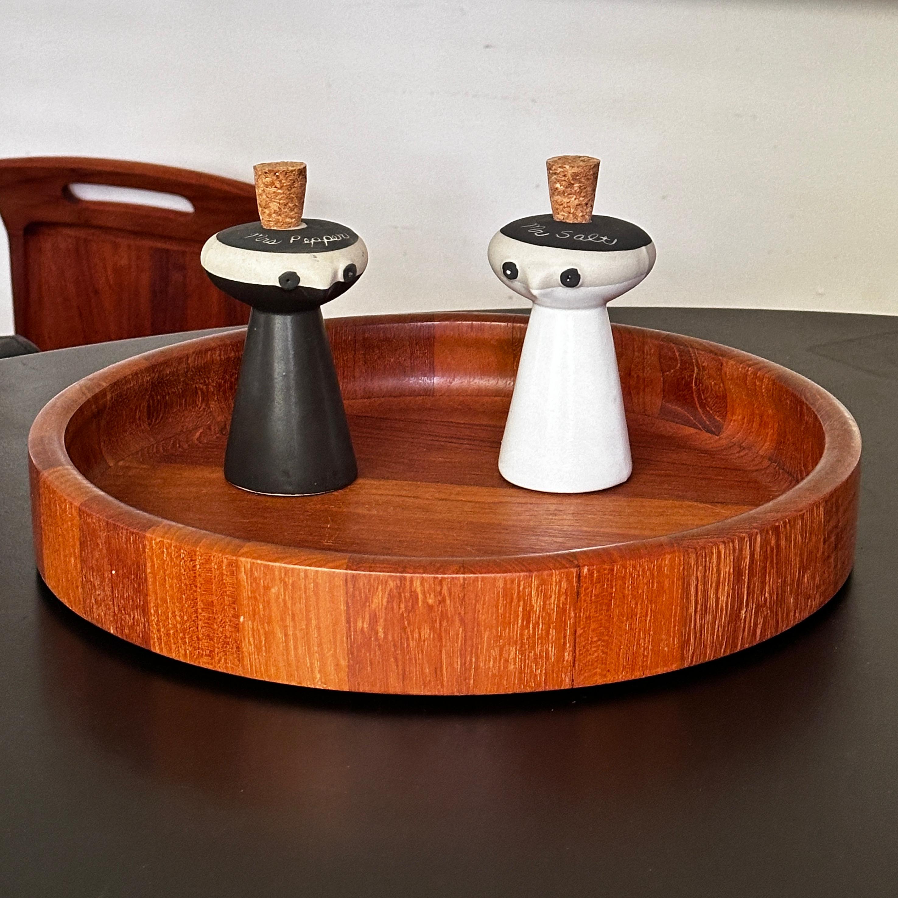 Sr. Sal y Sra. Pimienta diseñado por David Gil para Bennington Potters. Los agitadores son antiguos y probablemente datan de la década de 1950. Incluyendo el corcho, los agitadores miden 15 cm de alto y 7 cm de circunferencia. Los agitadores no