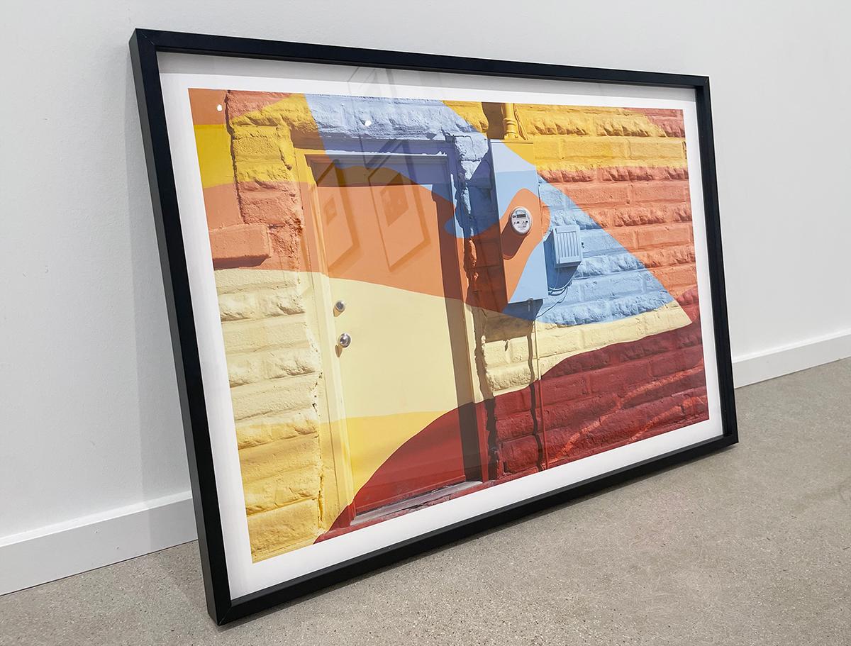 Truth or Consequences, NM de David Graham est un tirage couleur aux pigments d'archives d'une peinture abstraite sur le côté d'un bâtiment. Seule la porte et les boîtiers électriques sont dans le cadre, et toutes les surfaces sont peintes en rouge,