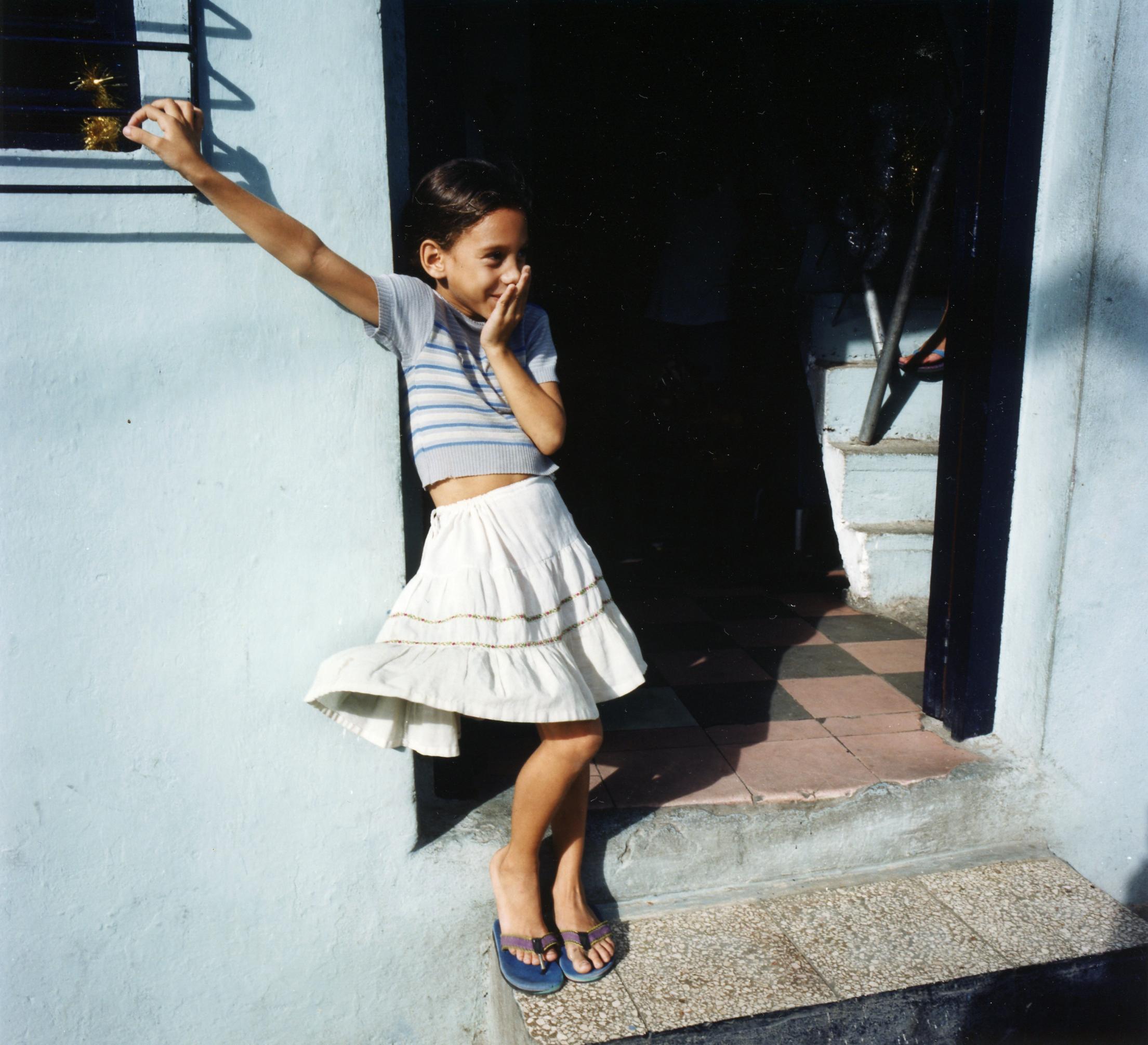 David Graham Color Photograph – Junges Mädchen, Havanna, Kuba