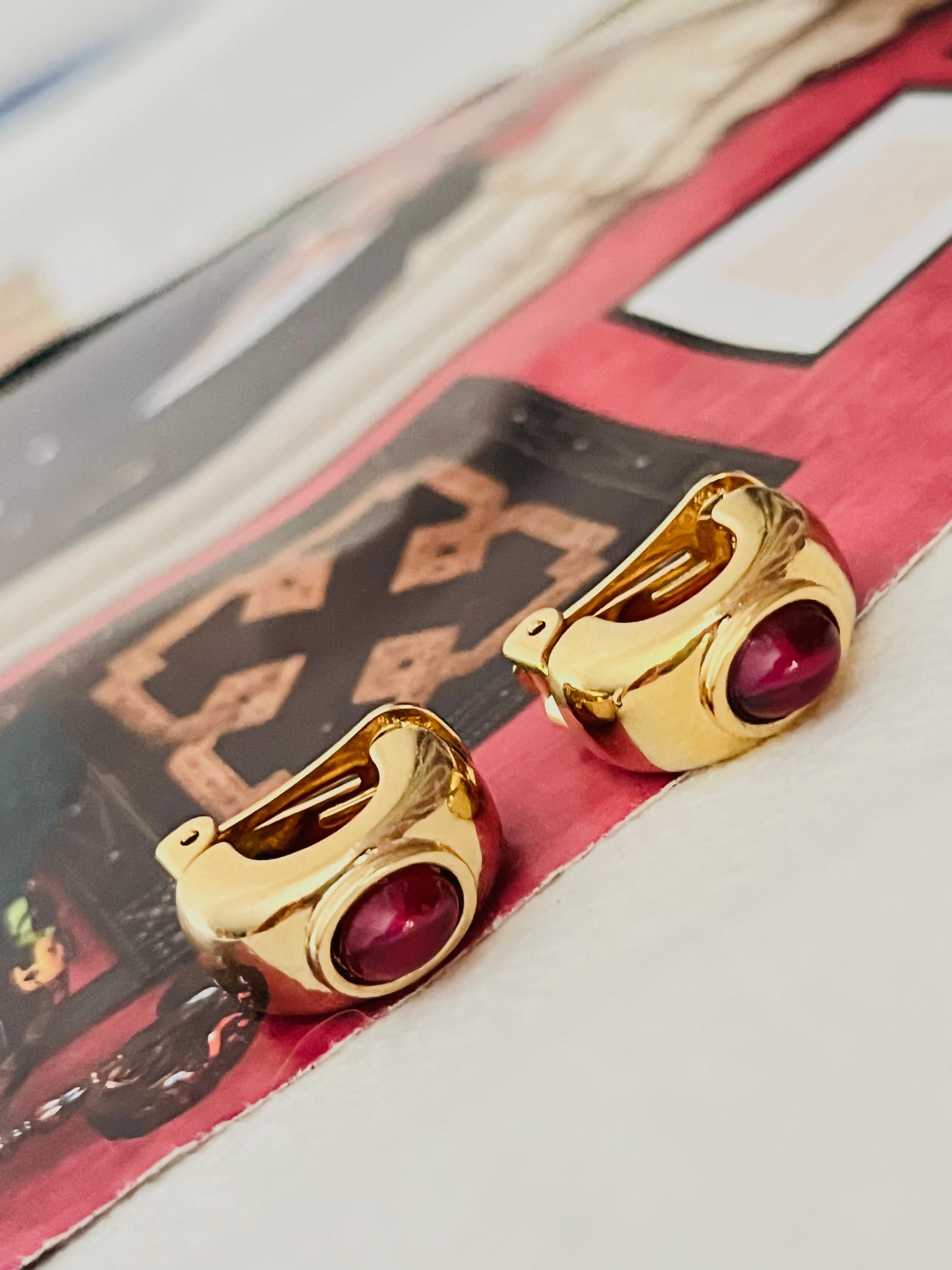 Pendientes de clip de aro y cúpula con cabujón de cristal rojo rubí unisex vintage de los años 80 de David Grau, chapados en oro

Muy buen estado y muy nuevo. Muy alta calidad. 100% original.

Tamaño: 2,0*1,0 cm.

Peso: 9.0 g/unidad.

El diseñador
