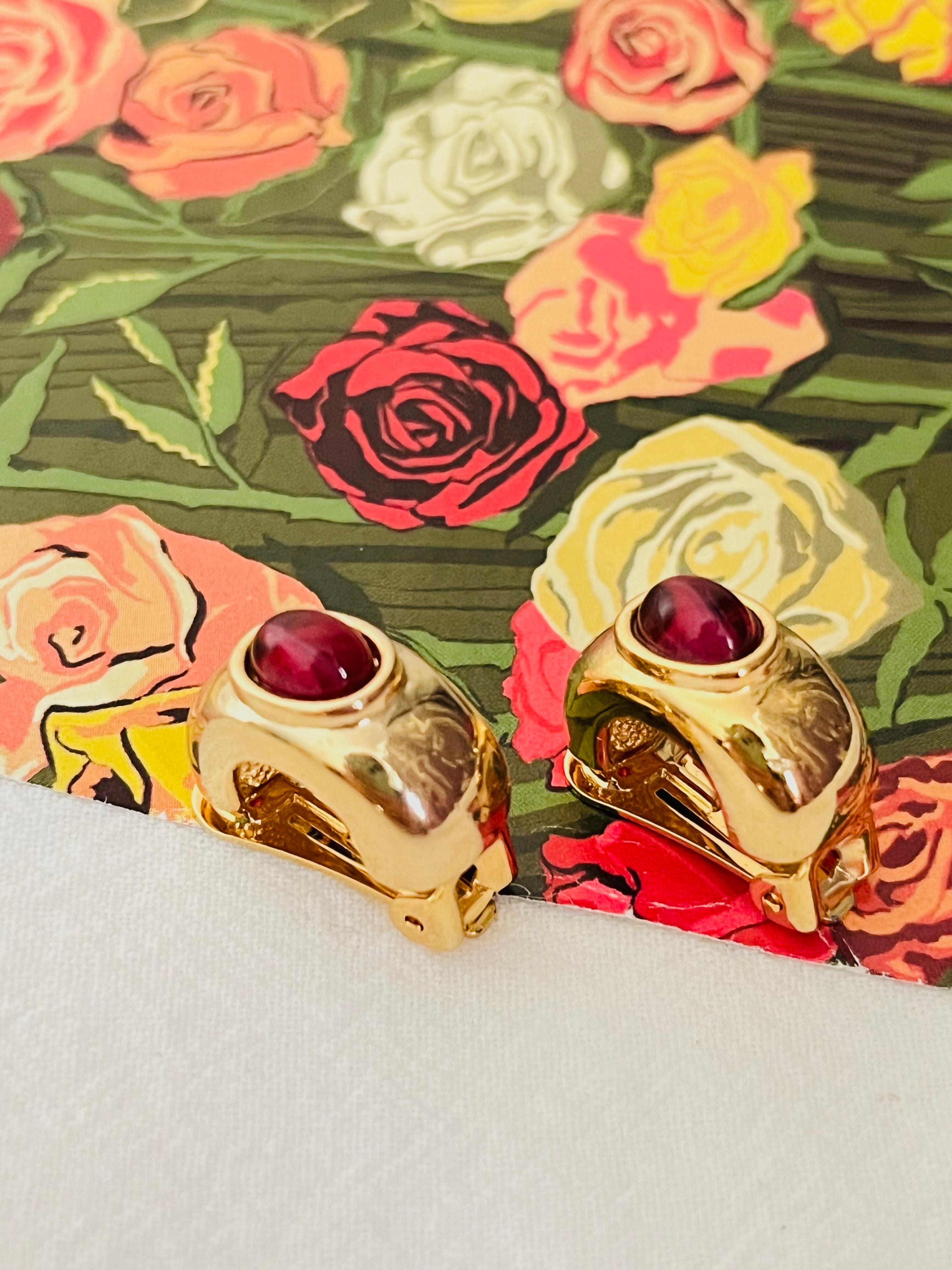 David Grau Vintage 1980s Oval Ruby Cabochon Crystal Hoop Dome Gold Clip Earrings In Excellent Condition For Sale In Wokingham, England