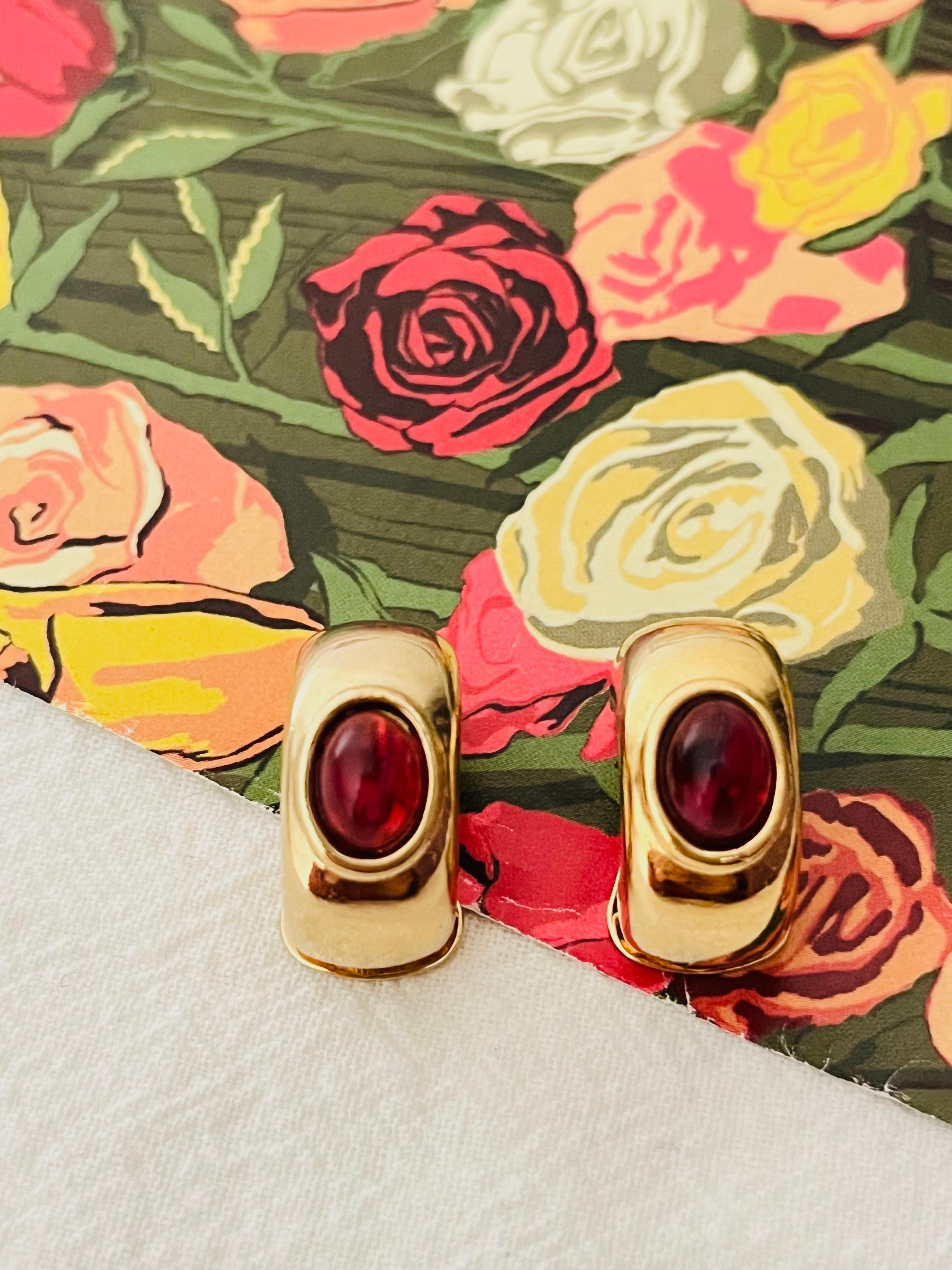 Women's or Men's David Grau Vintage 1980s Oval Ruby Cabochon Crystal Hoop Dome Gold Clip Earrings For Sale
