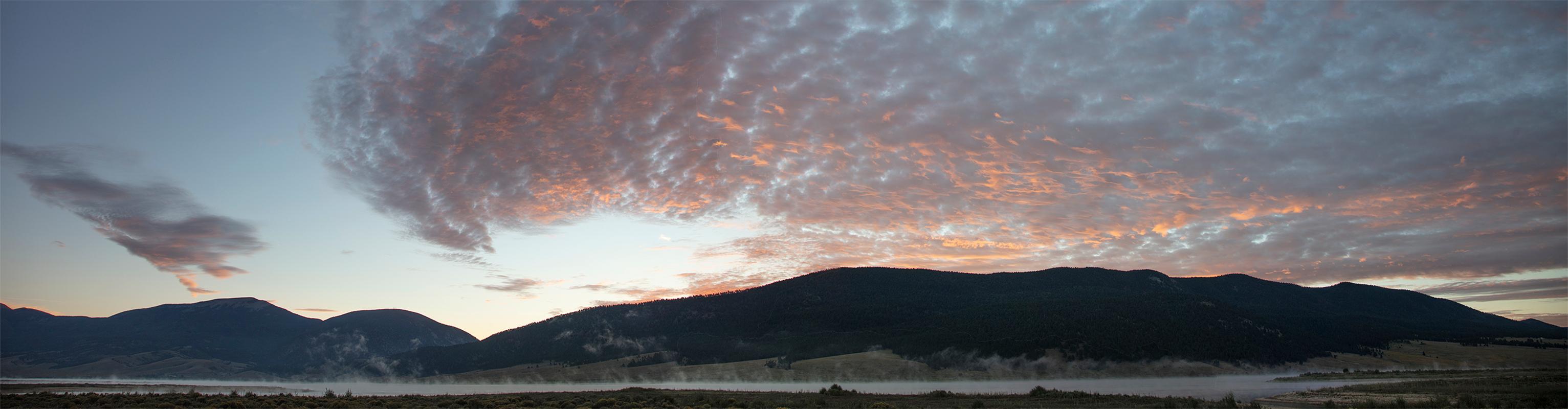 David H. Gibson Color Photograph – Sunrise Moments, 27. August 2021, 18 Uhr Ostküstenzeit, Eagle Nest Lake, New Mexico