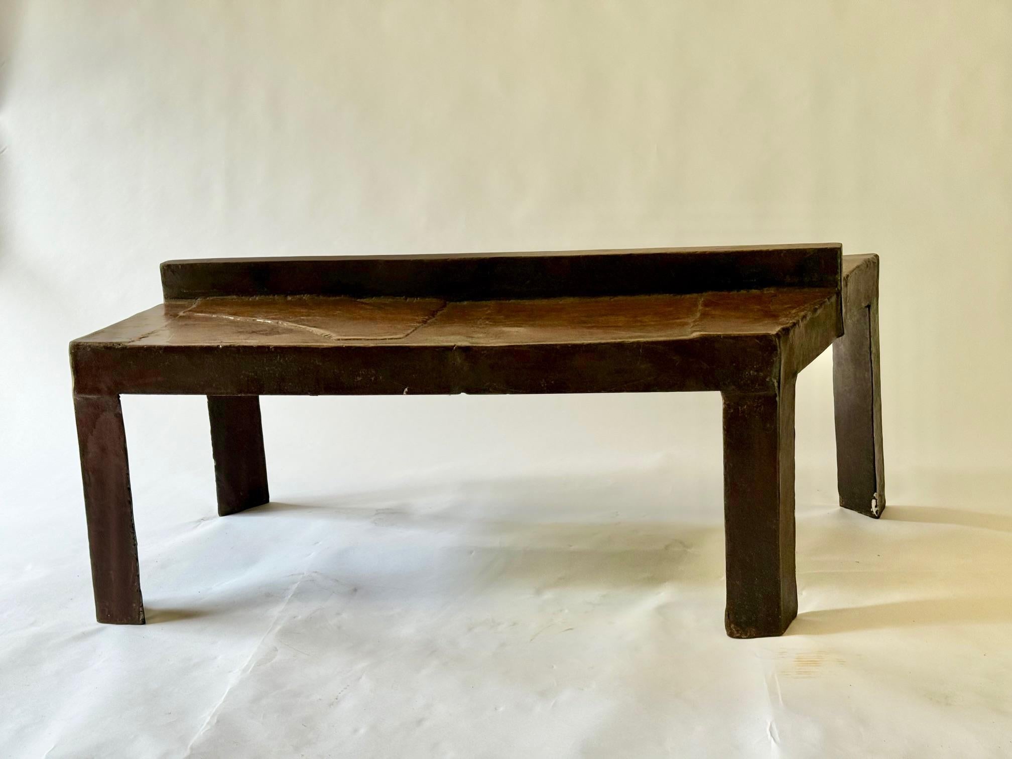 David Hacker es un escultor y pintor estadounidense.  Esta Mesa Está Hecha Con Piezas De Acero Soldadas Que Interactúan Para Dar Una Superficie Texturizada Y Acabada A Mano.  La Mesa se Protege con Cera de Abejas Calentada  para un brillo