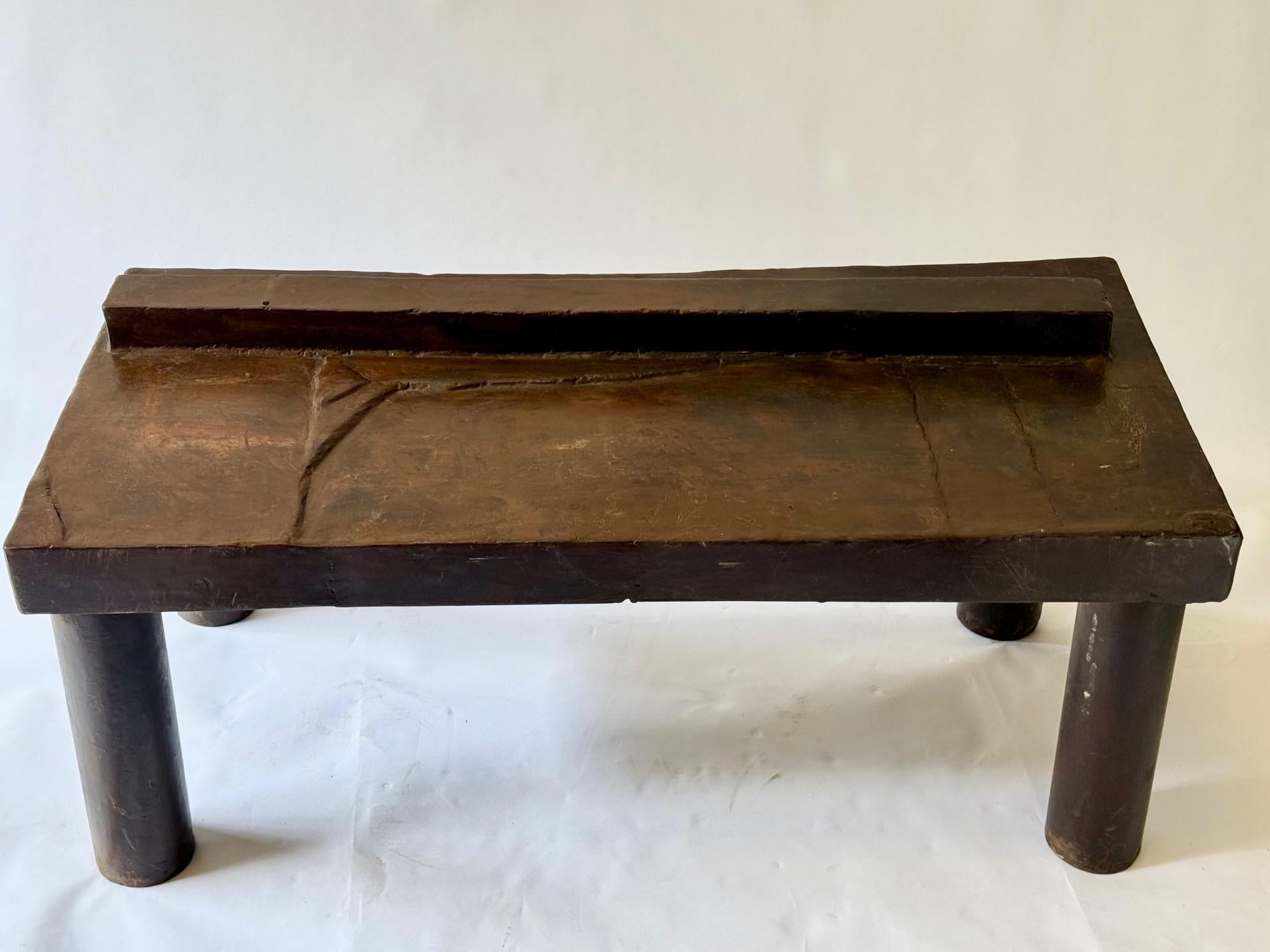 David Hacker es un escultor y pintor estadounidense. Esta Mesa está hecha con piezas de acero soldadas que interactúan para dar una superficie texturizada y fabricada a mano.  La Mesa está protegida con cera de abeja calentada para un acabado