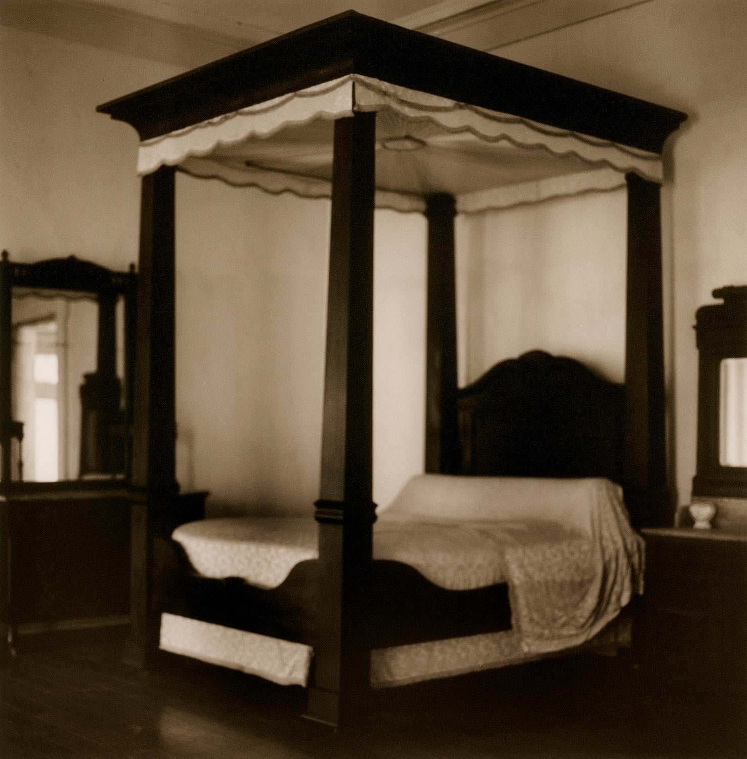 David Halliday Black and White Photograph – Bett (Sepia getöntes Stillleben Foto von Mahagoni-Baldachinbett mit Spitzenbettbezug)