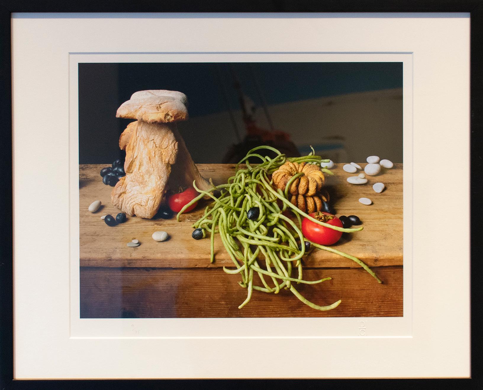 Maison du pain (photo encadrée de nature morte alimentaire de pain, légumes et pierres)  - Photograph de David Halliday