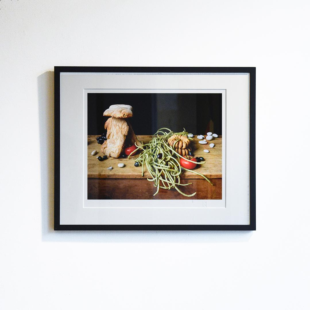 Bread House (Framed Food Stillleben Fotografie von Brot, Gemüse und Steinen)  (Zeitgenössisch), Photograph, von David Halliday
